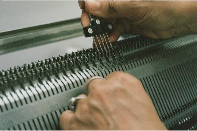 Six marques qui utilisent des machines à tricoter manuelles — Les