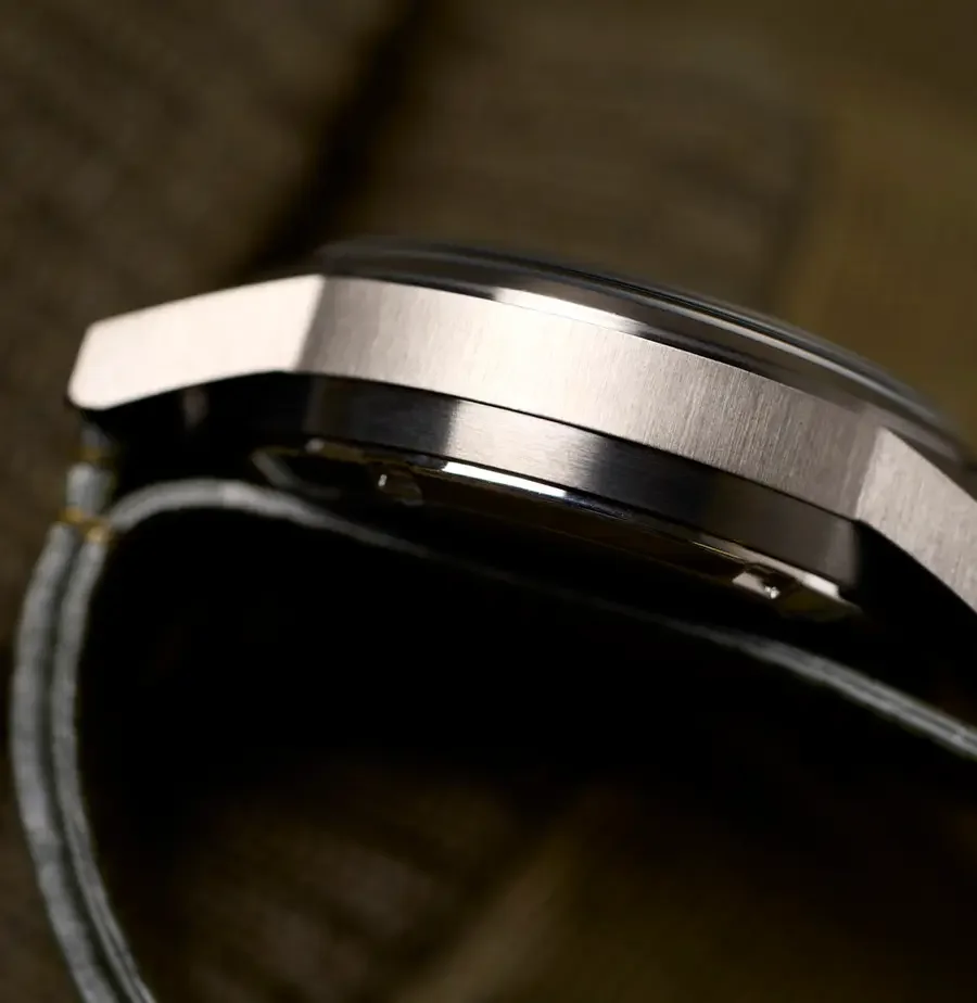 Bulova_Hack_98A255_black_green_003_crop-v1654199630827.webp