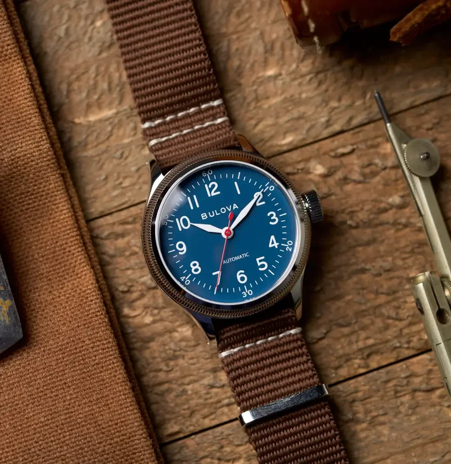 Bulova_A-11_Hack_96A282_blue_brown_001_crop-v1654197525191.webp