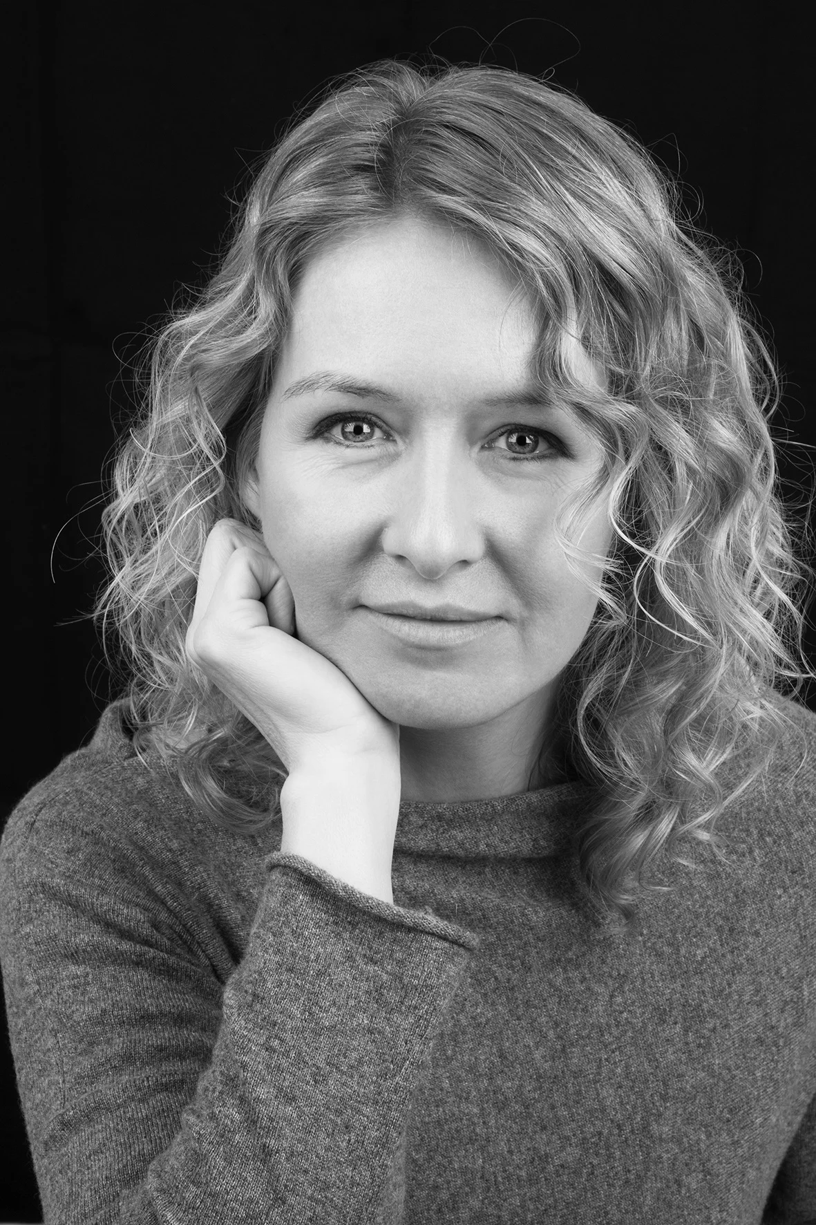 Karin Mæland er lege, forfatter og masterstudent i filosofi ved UiO. Hun har studert sanskrit, filosofi og yoga i India hvor hun har bodd i 3 år. I januar ble Patanjalis Yoga Sutra utgitt i hennes norske oversettelse. Hun har også utgitt boken Yogafilosofi for Hjertet og er del av den musikalske duoen Spanda som utga albumet med samme navn i 2016. Karin er kjent for sin evne til å formidle filosofi gjennom ulike uttrykksformer, som fortellinger, chanting og yogaøvelser i tillegg til teoretiske tekster.