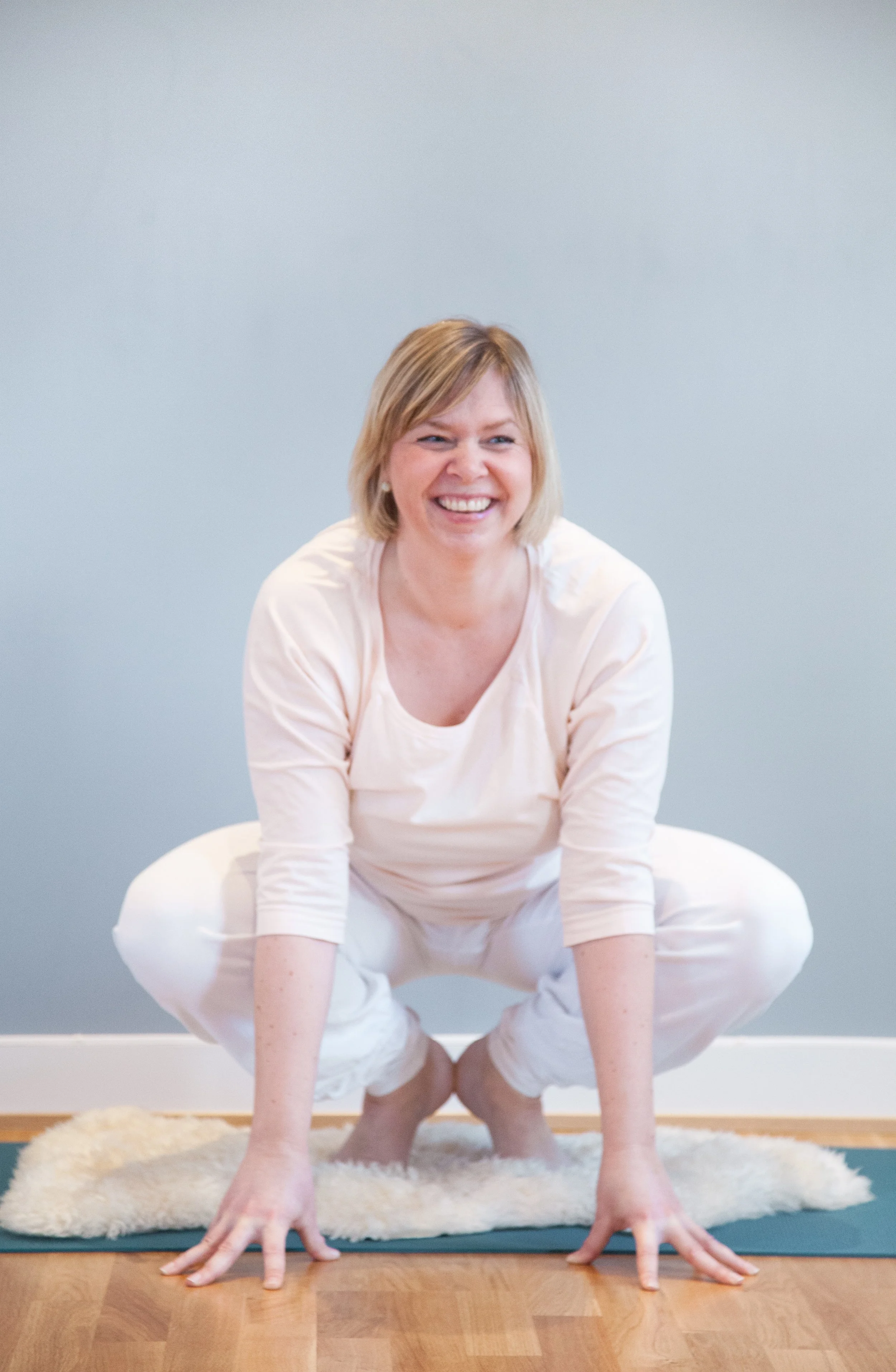 (Foto: Thomas Bell) Yogalærer Ragnhild Platou Borgersen Ragnhild jobber til daglig som psykolog med helhetlig fokus på endringsprosesser og livsstil. Hun er KRI sertifisert kundaliniyogalærer. Hun har holdt på med yoga siden 2005 og praktisert kundaliniyoga siden 2012. Ragnhild er interessert i hvordan yogaen kan brukes terapeutisk for å bedre mental helse.