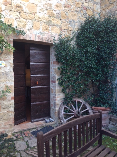 Entrance to apartment Il Granaio at Cretiaole