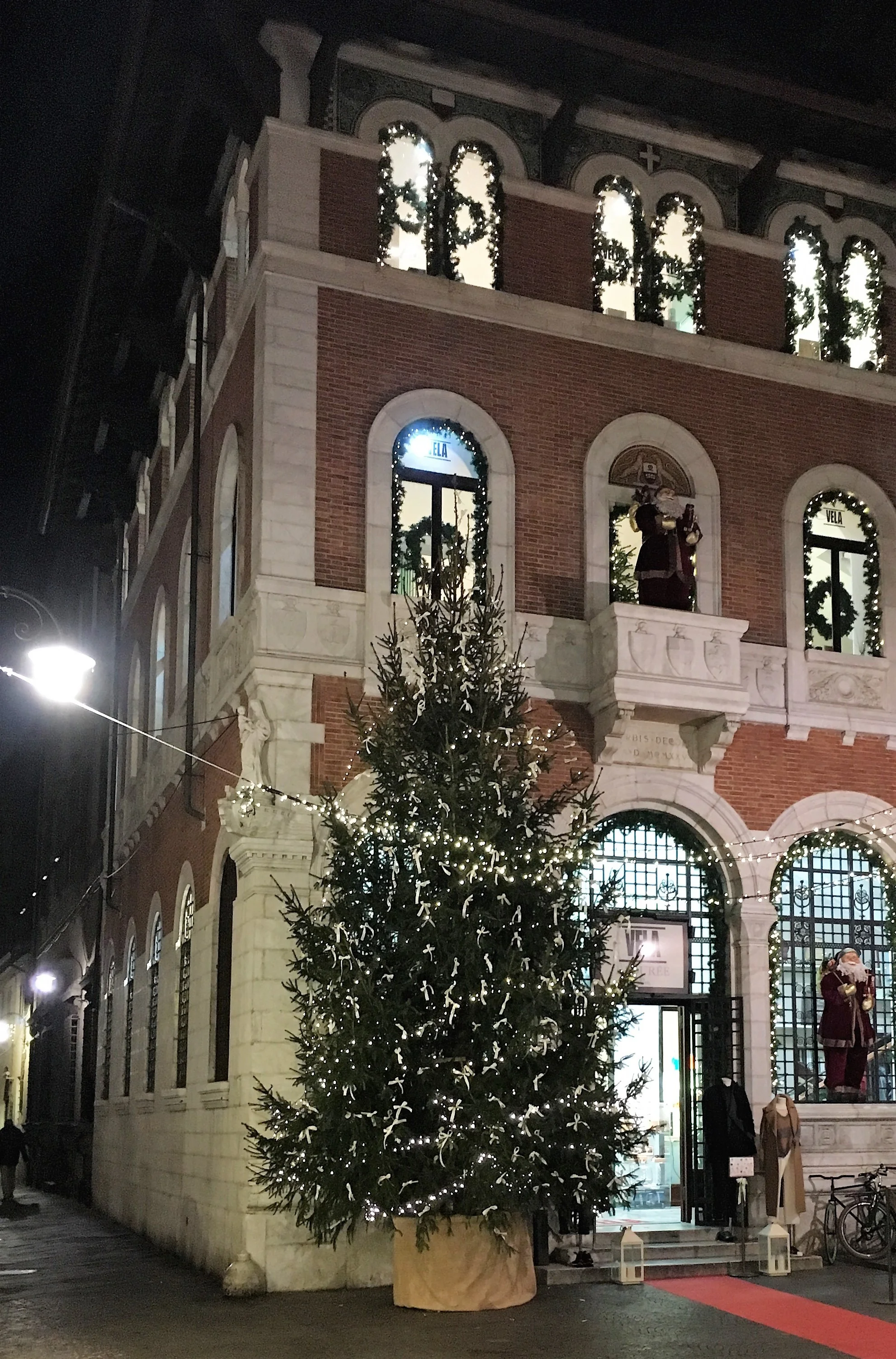 A tree with white bows and white lights in Piazza Mercanti, Lucca, December 2016.