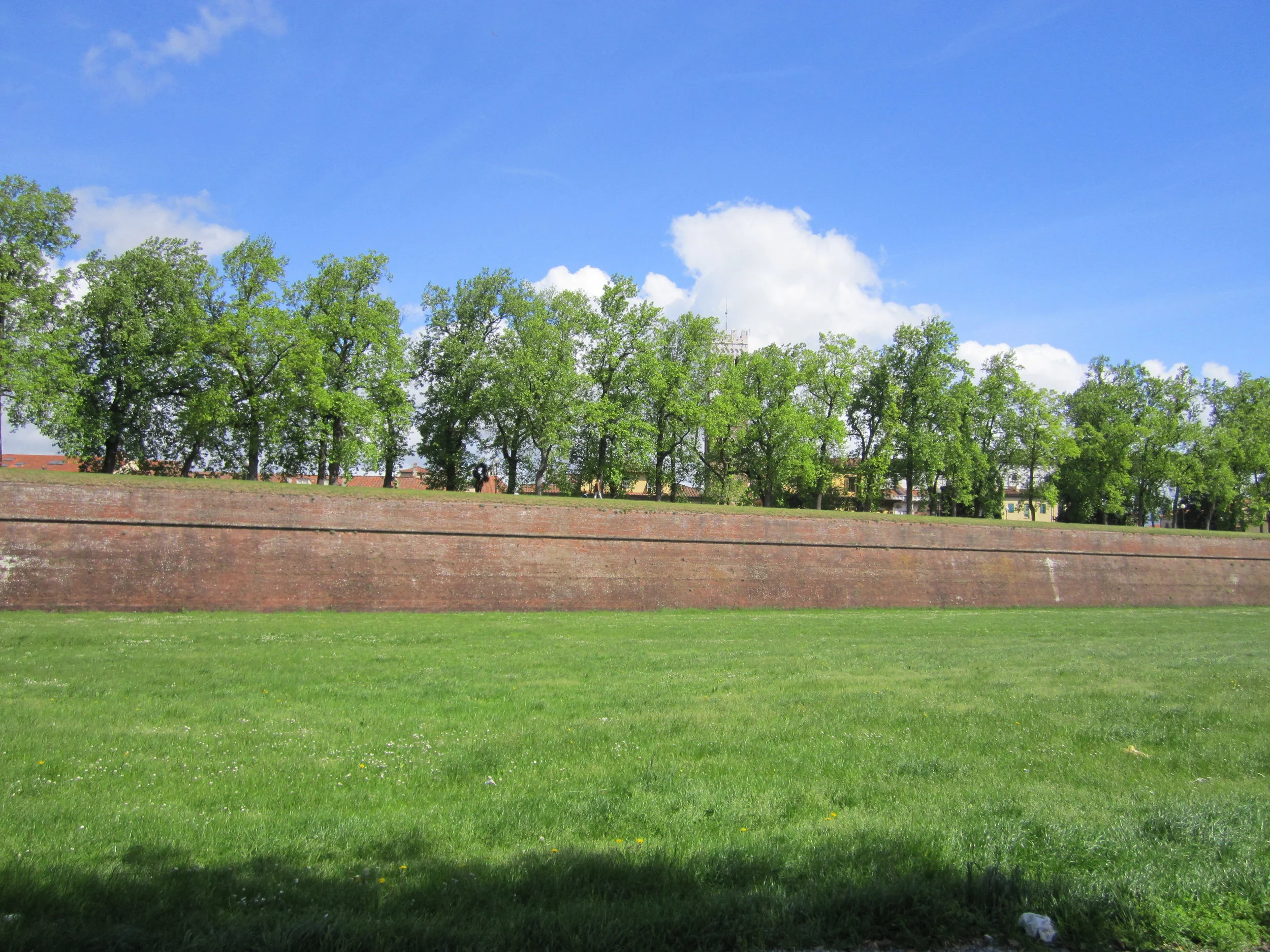 The wall that surrounds Lucca.