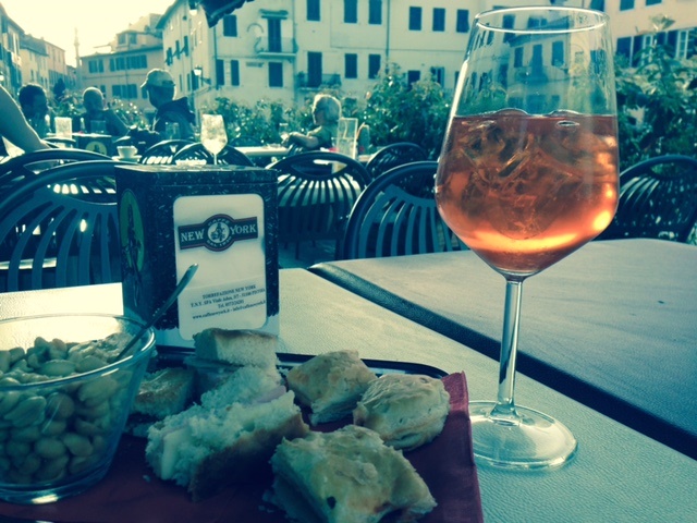Aperitivo in Piazza San Francesco, Lucca.