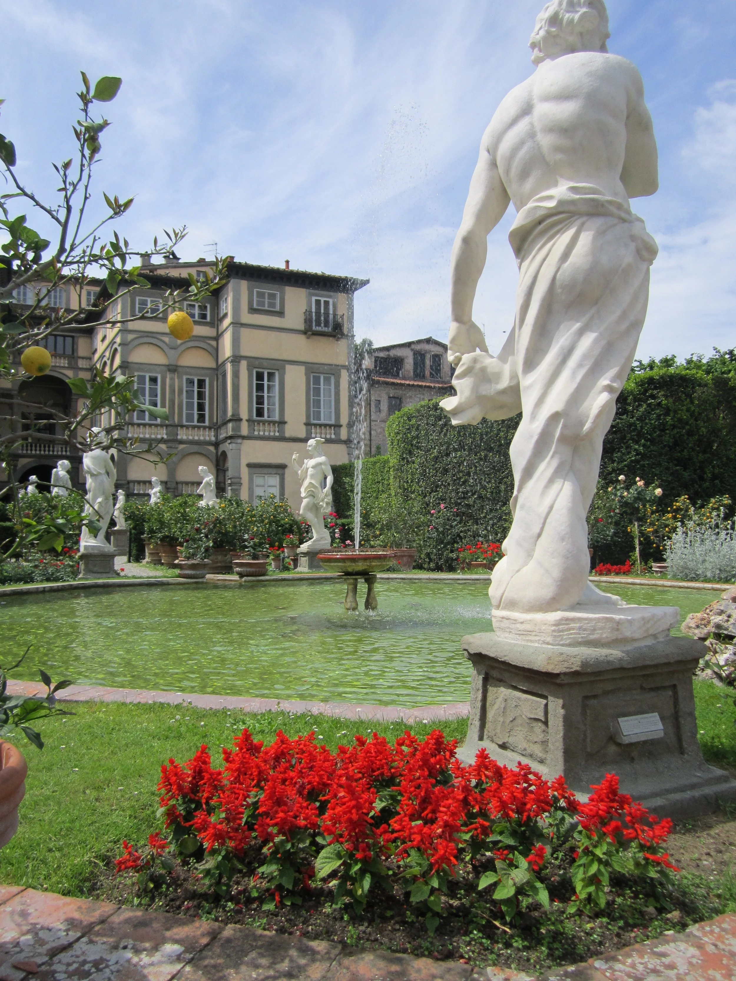 Spending time in Lucca encourages me to speak Italian.
