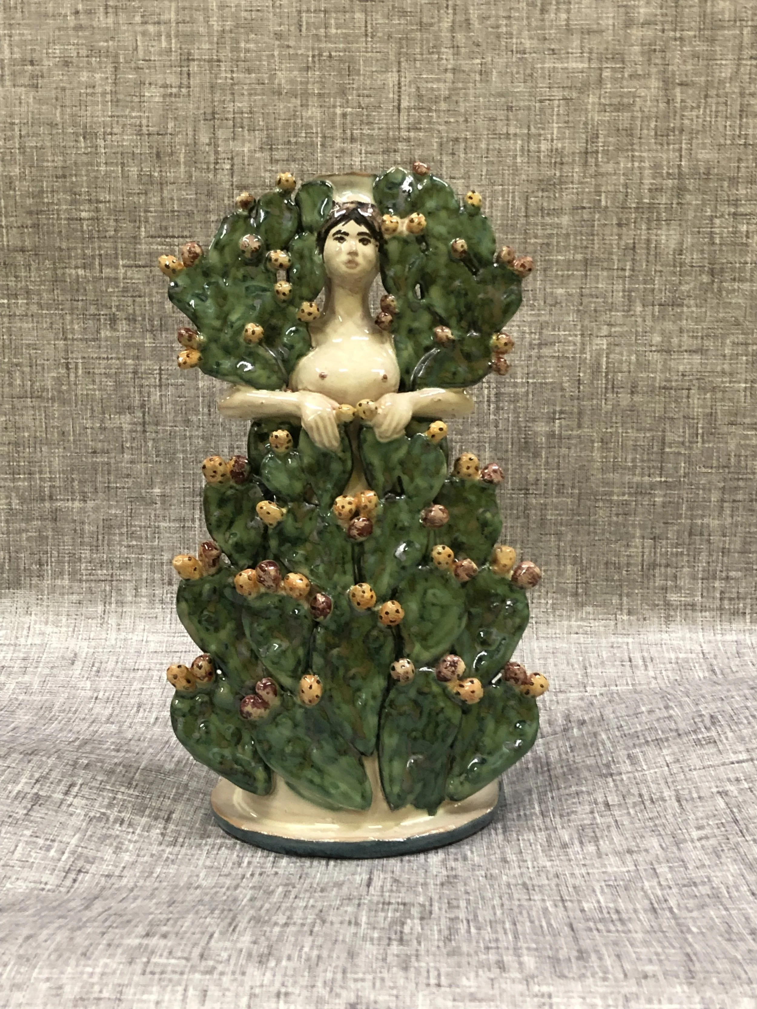 Lady with prickly pear lumera 26 cm.jpg