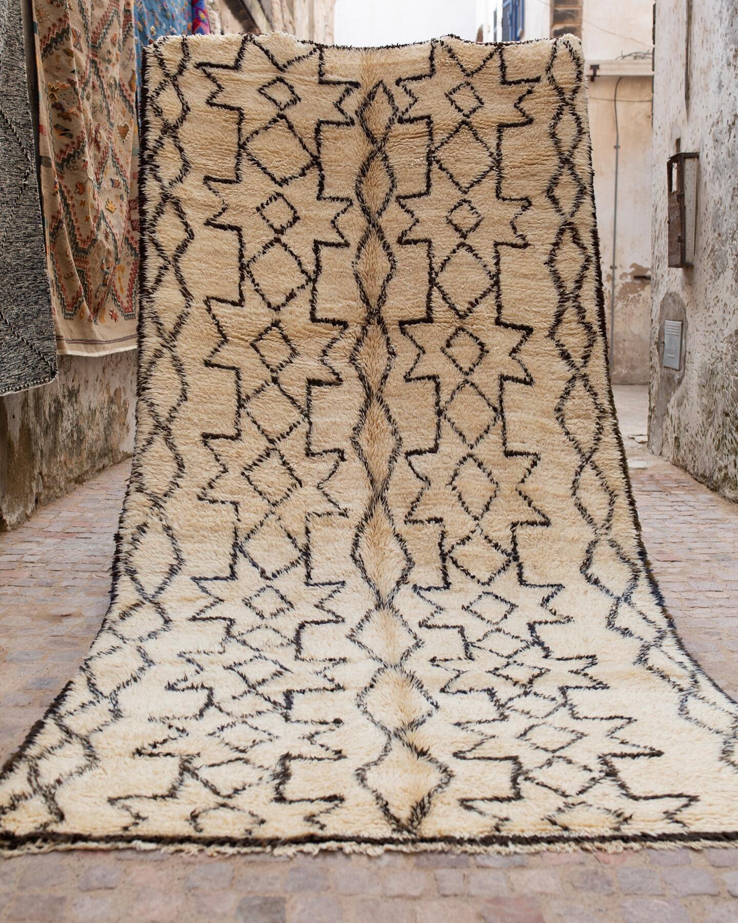 A rare collection of vintage 1960s Beni Ouarains are now available on the website!  These are 100% all natural wool and are perfect for adding warmth coziness to your space! 
.
 #moroccanrugs #beniouarain #vintagebeniouarain #beniouarainrug