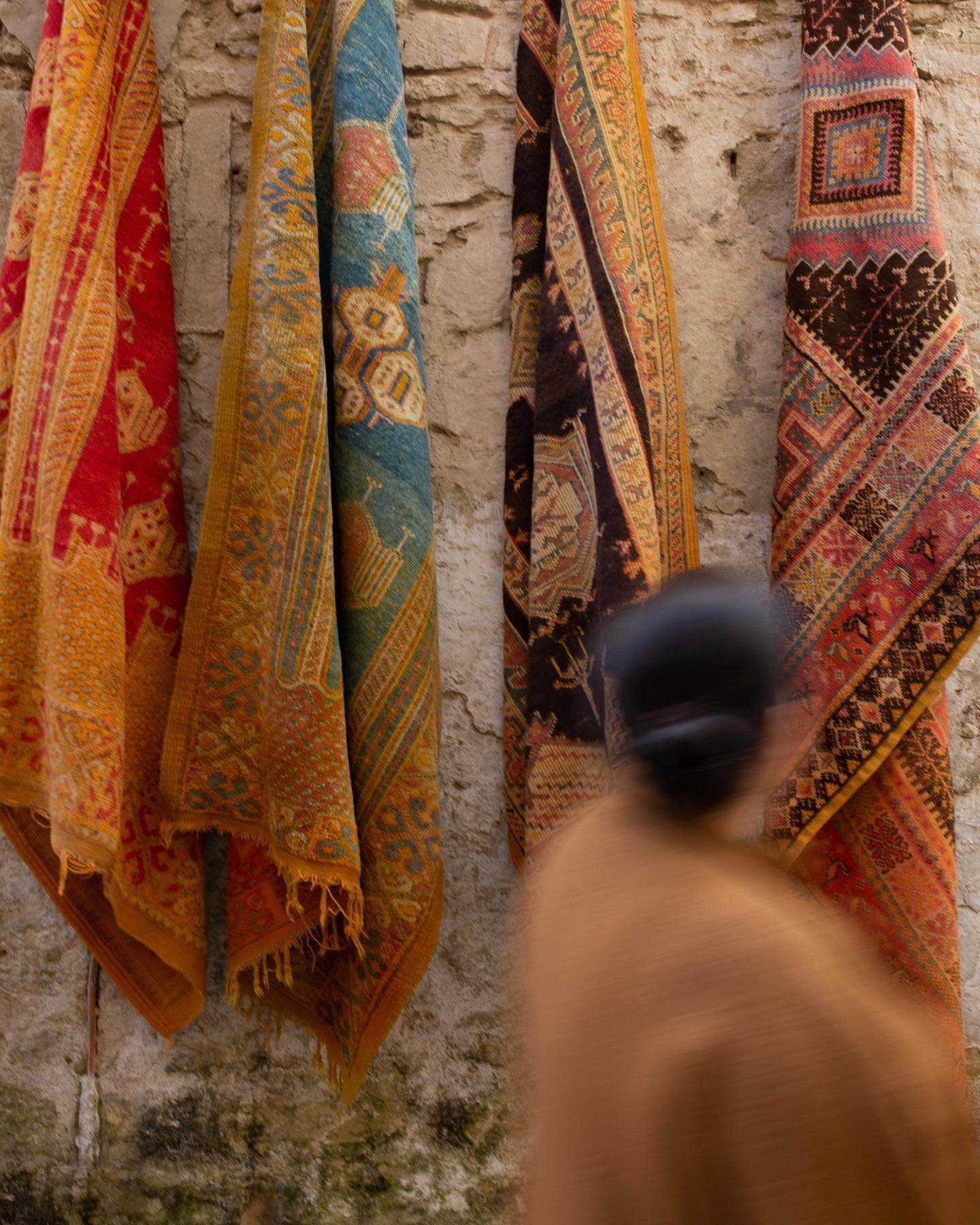 So many more saffron yellows, poppy reds and indigo blues coming soon! A new collection of Taznakhts, my first rug love! 😍 Thanks to my love @y.matri for snapping this photo 📸 
.
.
#moroccanrugs #vintagerug #ruglove #moroccanstyle #moroccandecor #v