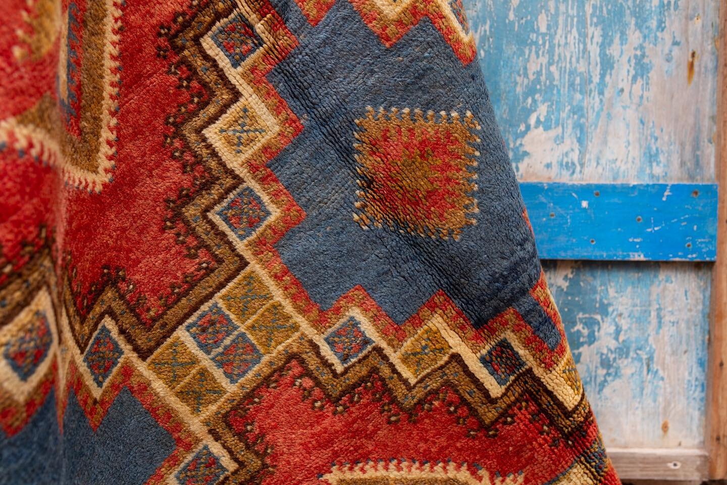 Details on some of the Taznakhts that just hit the website 😍 Use the code RUGLOVE10 for 10% off and there&rsquo;s FREE SHIPPING to the US and EU dima! (always) 🤗 #moroccanrugs #vintagerugs #ruglove #moroccanstyle #moroccandecor #rugs #moroccandesig
