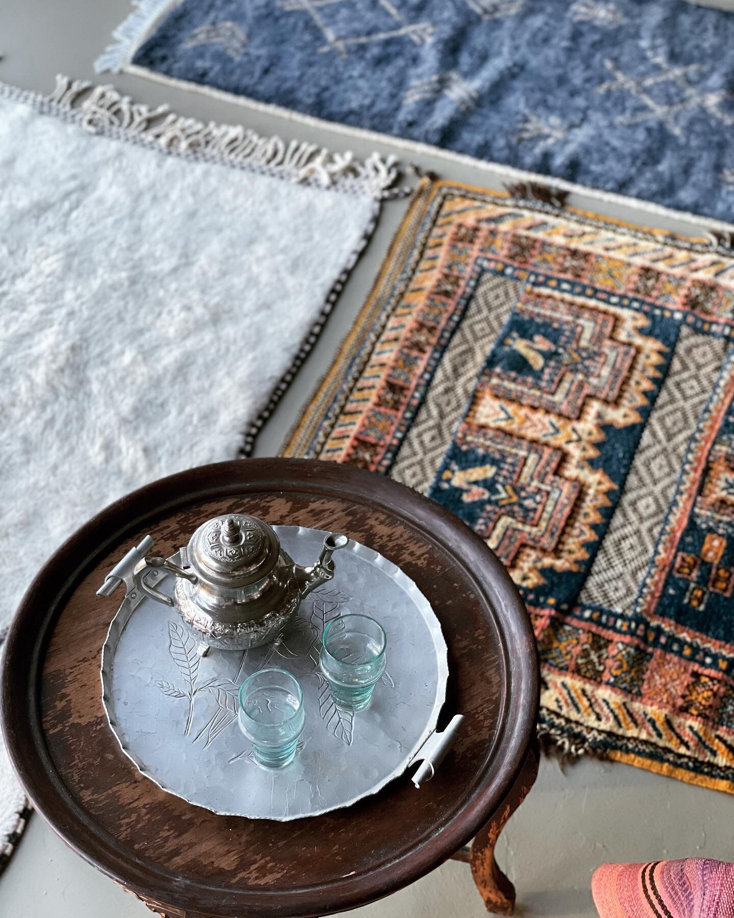 Atay time 🍃 Tea time 🫖 I have a small selection of Moroccan rugs at home and Moroccan mint tea dima (always!). I love sharing my experiences in Morocco and with travel and life ✨ Who would be interested in looking at carpets while sipping on Morocc
