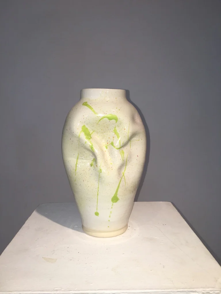 Mature and subtle expression of splatter-spritz concept on elegant form 1