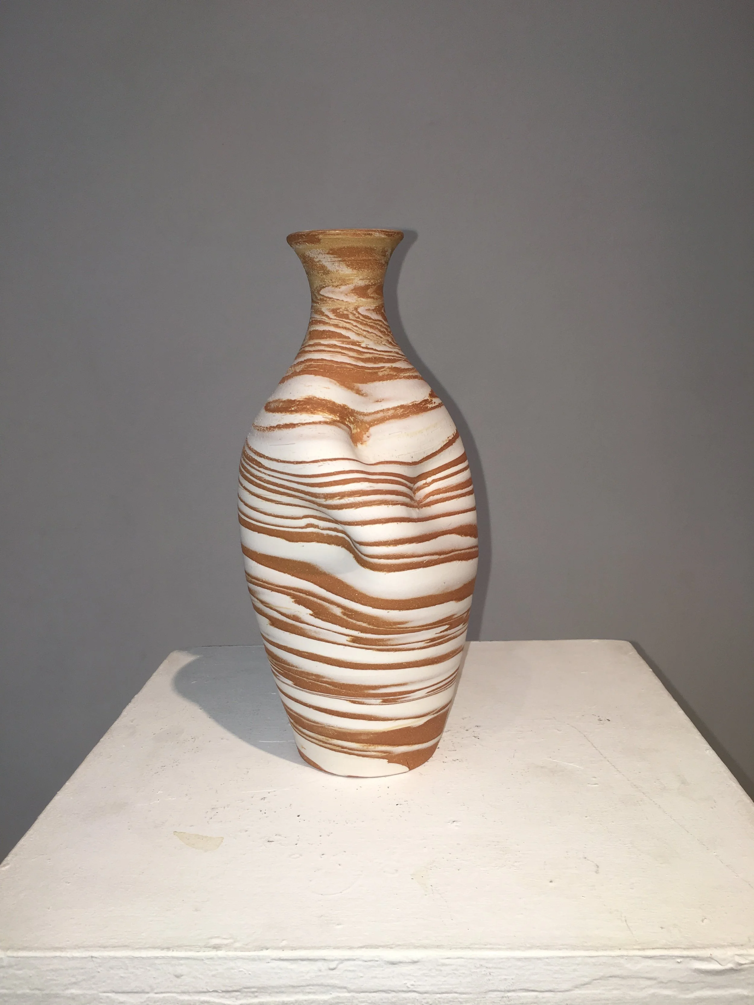 Marbled pot with bright and clearly articulated marbling 1