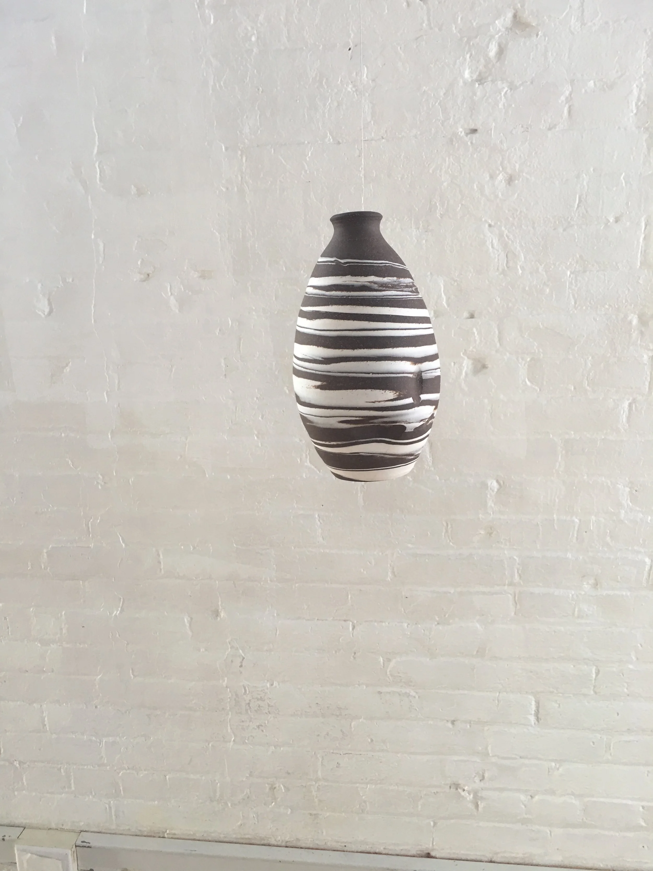 Marbled pot with exquisite contrast