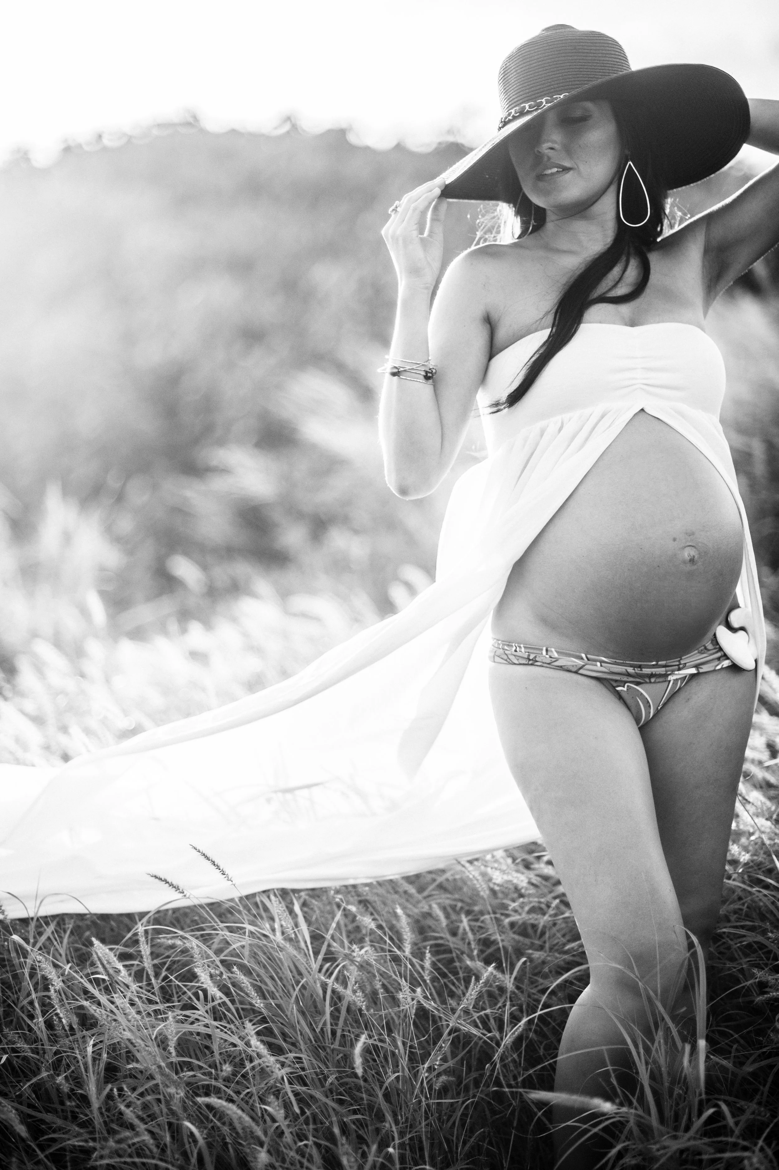 maui-maternity-photographer-baby-bump-beautiful-mama-black-hat