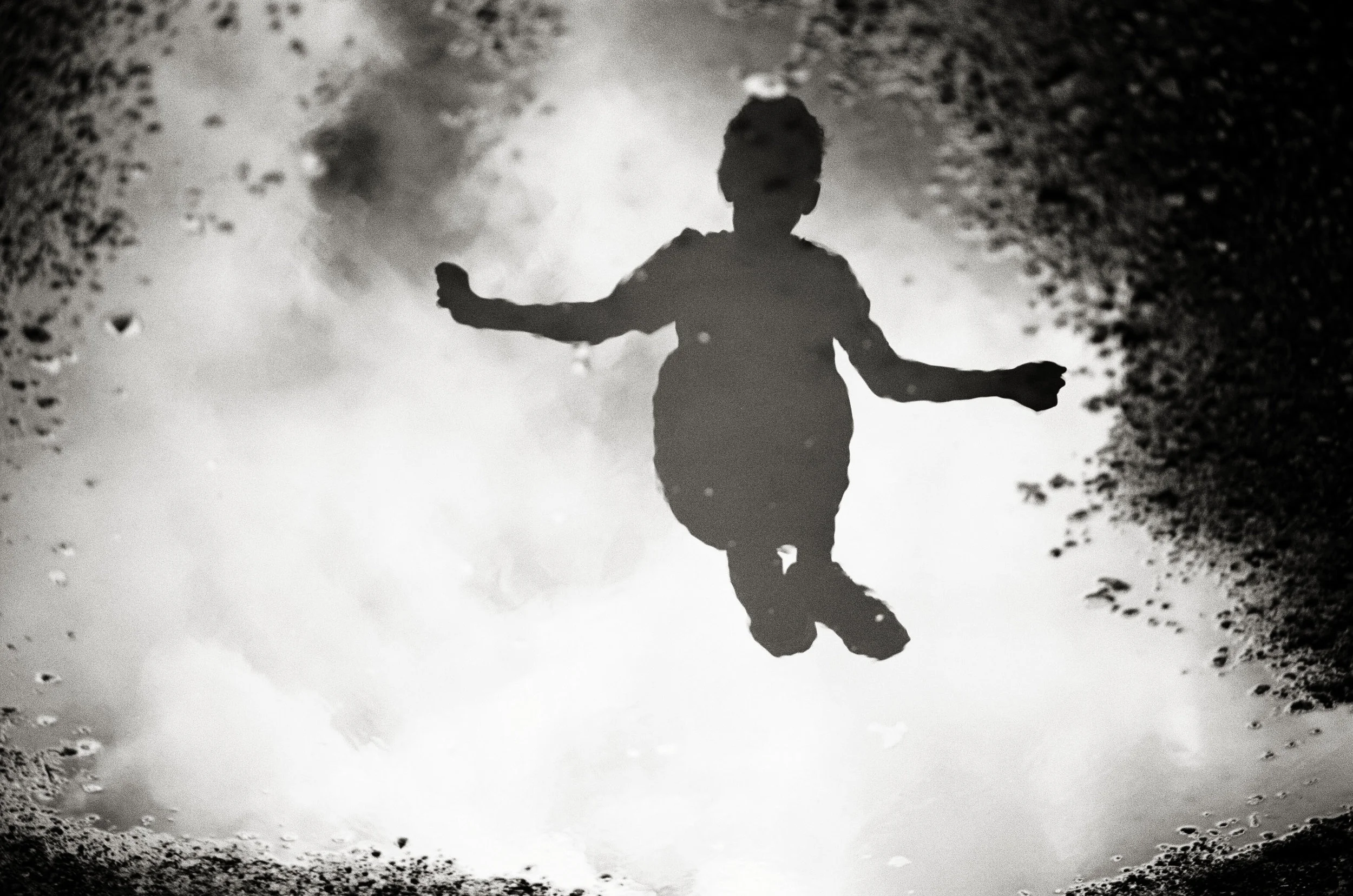 maui-photographer-black-and-white-boy-jumping