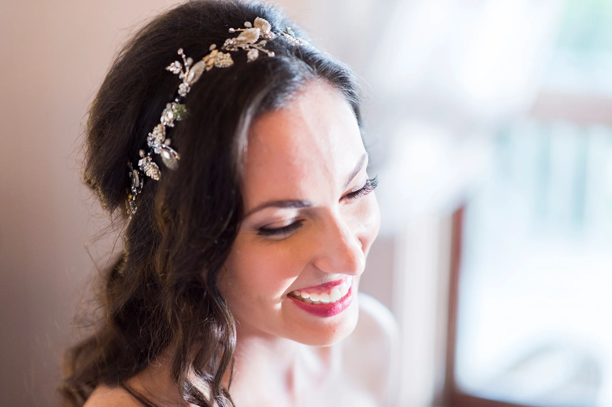 9-bride-smile-getting-ready.jpg