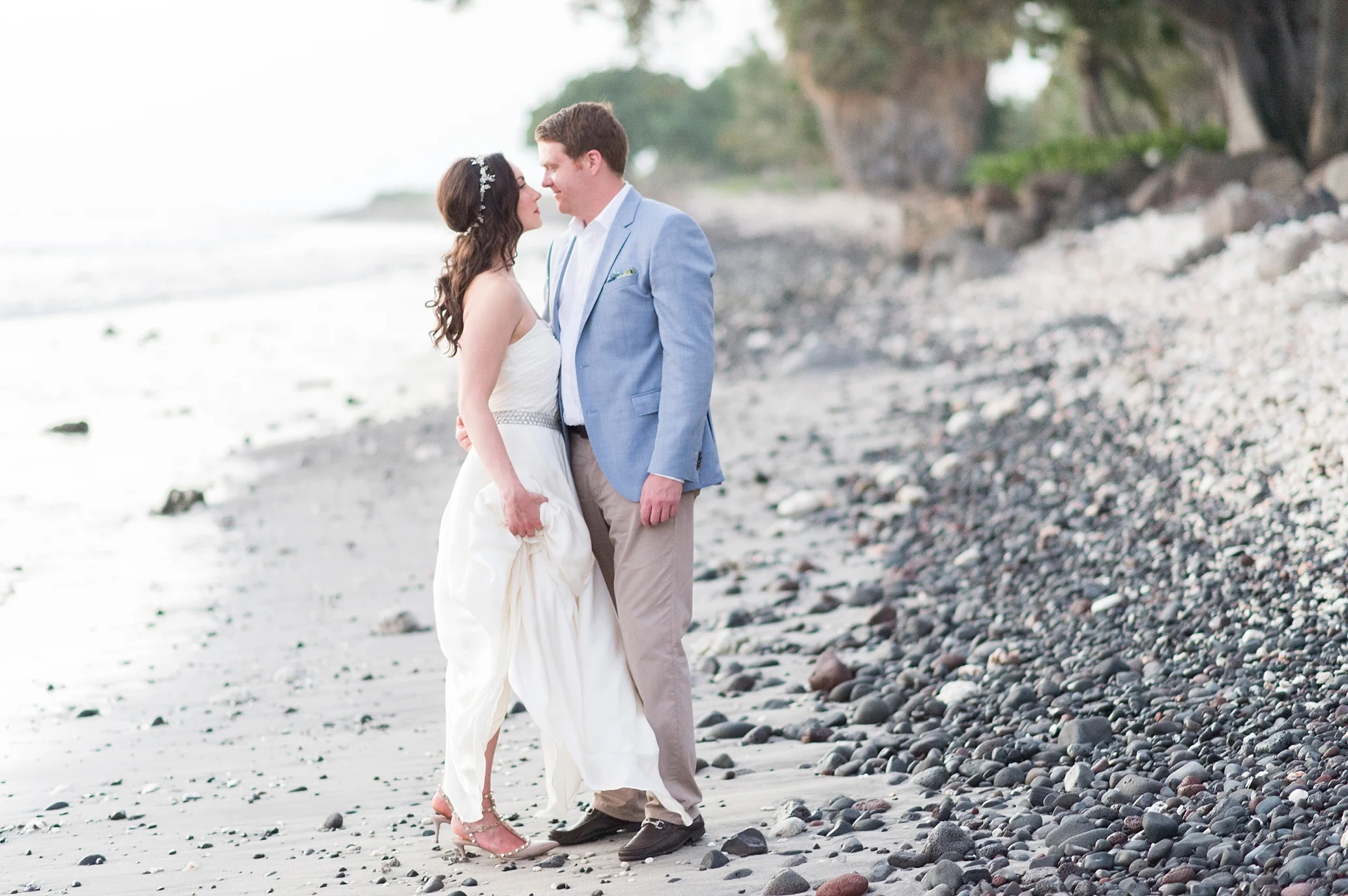 50-bride-groom-beach-romantic.jpg