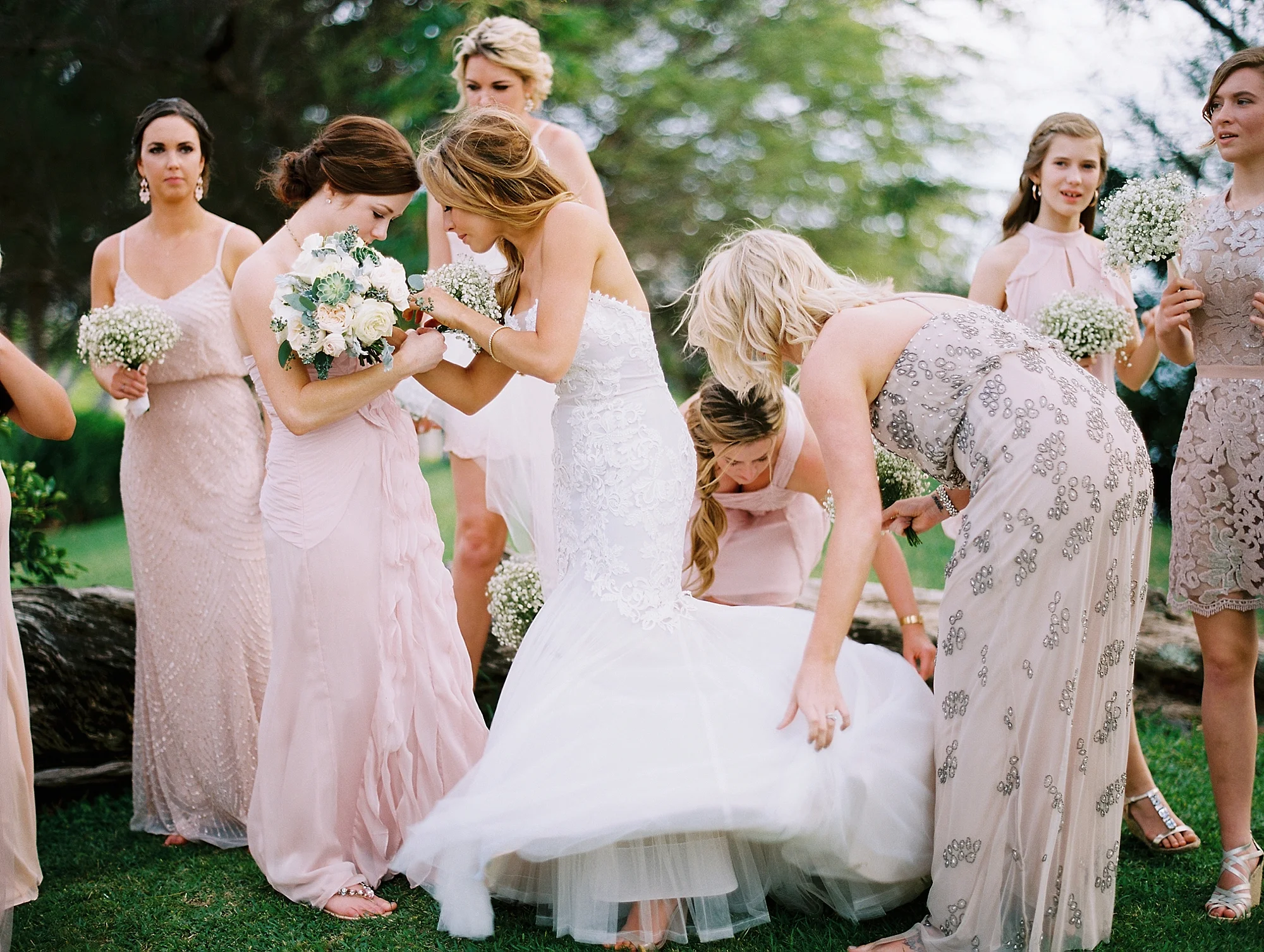 22-bride-blush-bridesmaids-fixing-dress-ines-disanto.jpg