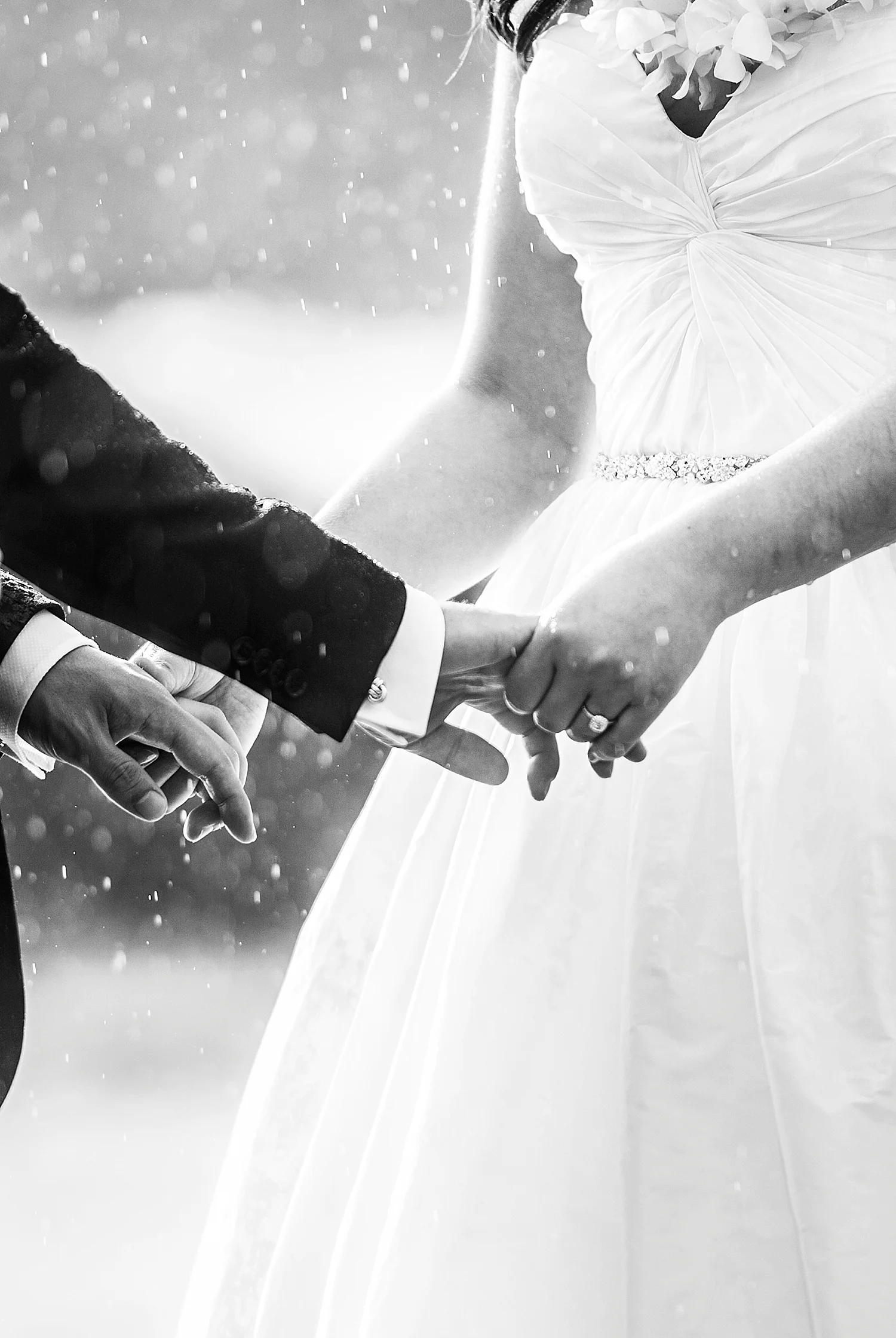 romantic-rainy-maui-wedding-ceremony-black-and-white-bride-groom-holding-hands