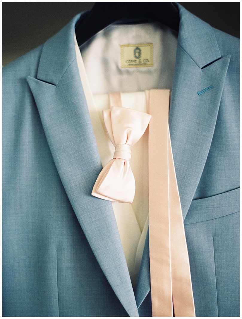 ironwoods-beach-elopement-maui-blue-suit-pink-bowtie