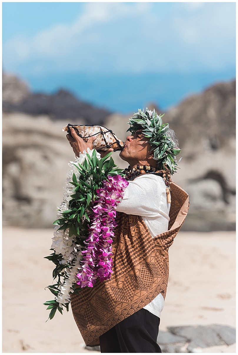 ironwoods-beach-elopement-maui-hawaiian-officiant-blowing-conch-shell