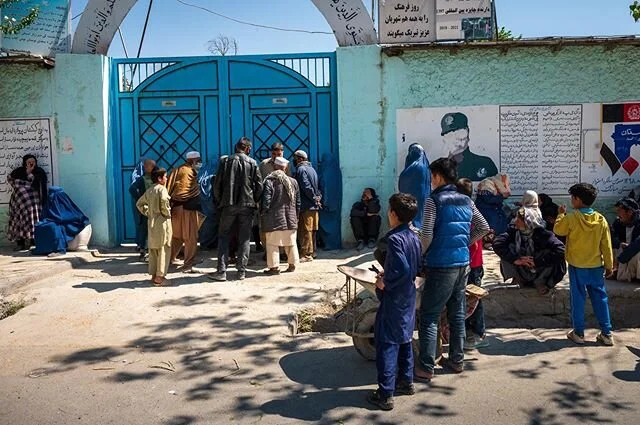 Waiting for a food distribution at a school in Kabul. The anti-covid lockdown, although necessary, has made life even more difficult for those who rely on daily work to feed their families. Government, organizations and private individuals have been 