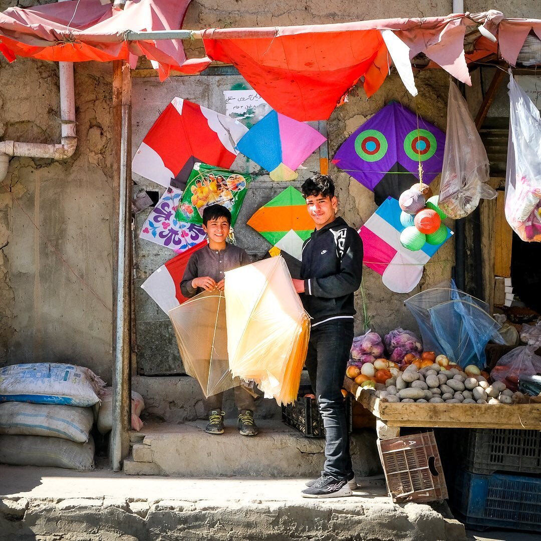Kite season in Kabul 🪁 🪁 🪁 3.4.21. #Kabul #afghanistan #everydayafg #everydaystreet #everydayeverywhere #kite #streetphotography #everydaylife #everyday #kids #spring @everydayafg @everydaykabul @everydayeverywhere @everydayasia