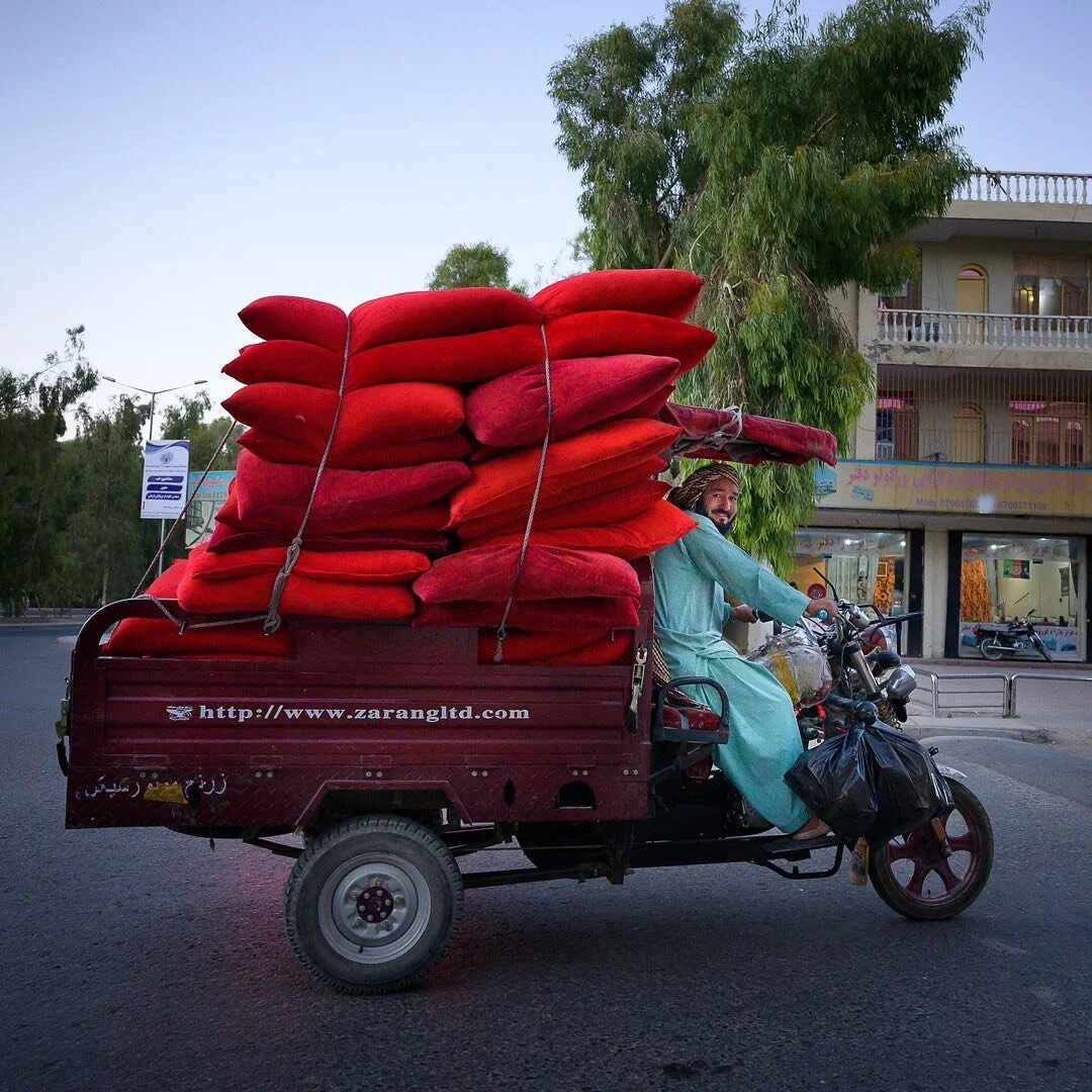 Grand toshak delivery. Kandahar. 10.1.20. @everydaykandahar #afghanistan #kandahar #afghanistan🇦🇫 #everydayafg #everydayeverywhere #everydayasia @everydayafg #bike #motorcycle #toshak #ontheroad #streetphotography @everydayasia
