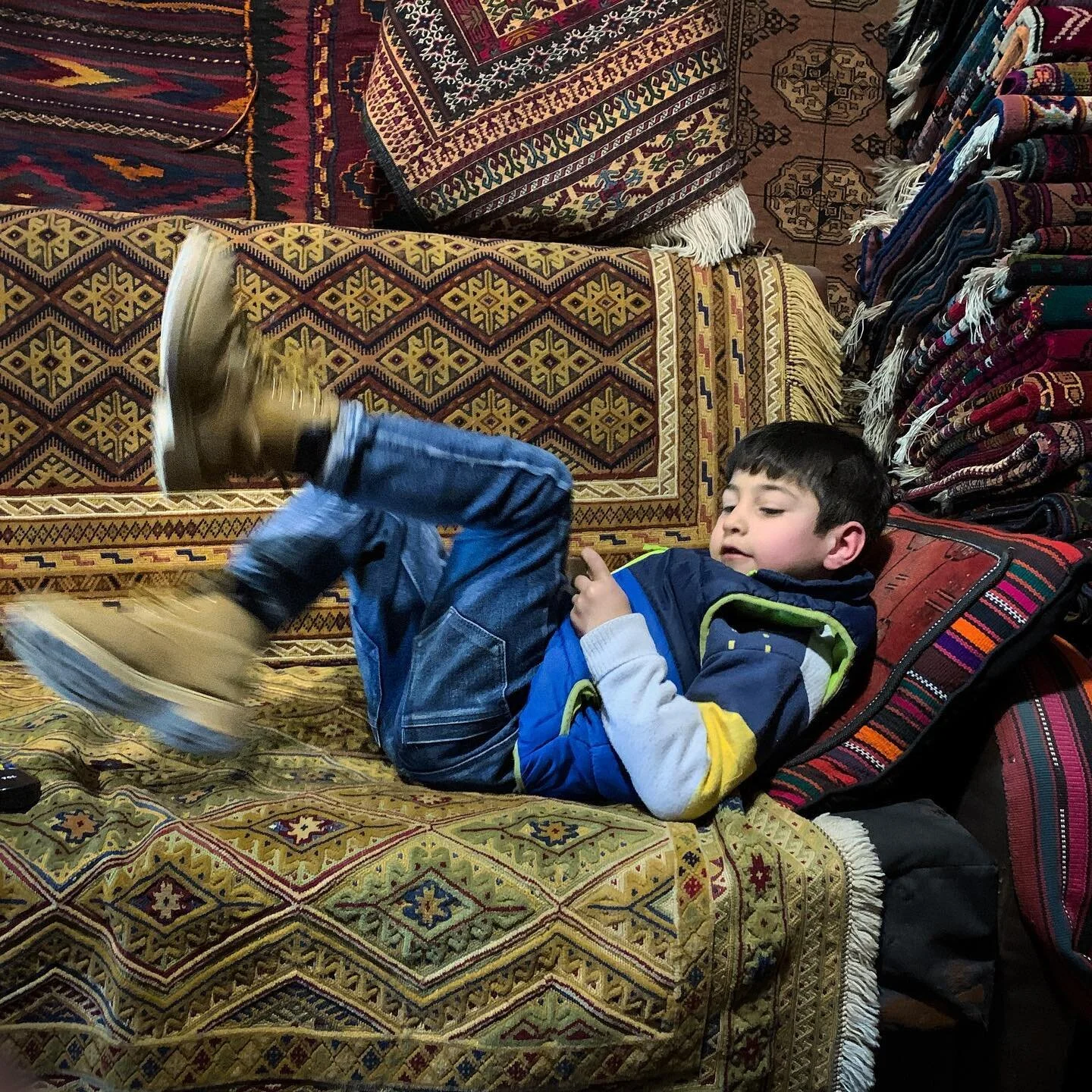 Just chillin'. Kabul. 2.12.21.
 #Afghanistan #kabul #rugs @everydaykabul @everydayafg #kids #justchillin #weekend #shotoniphone #nofilter