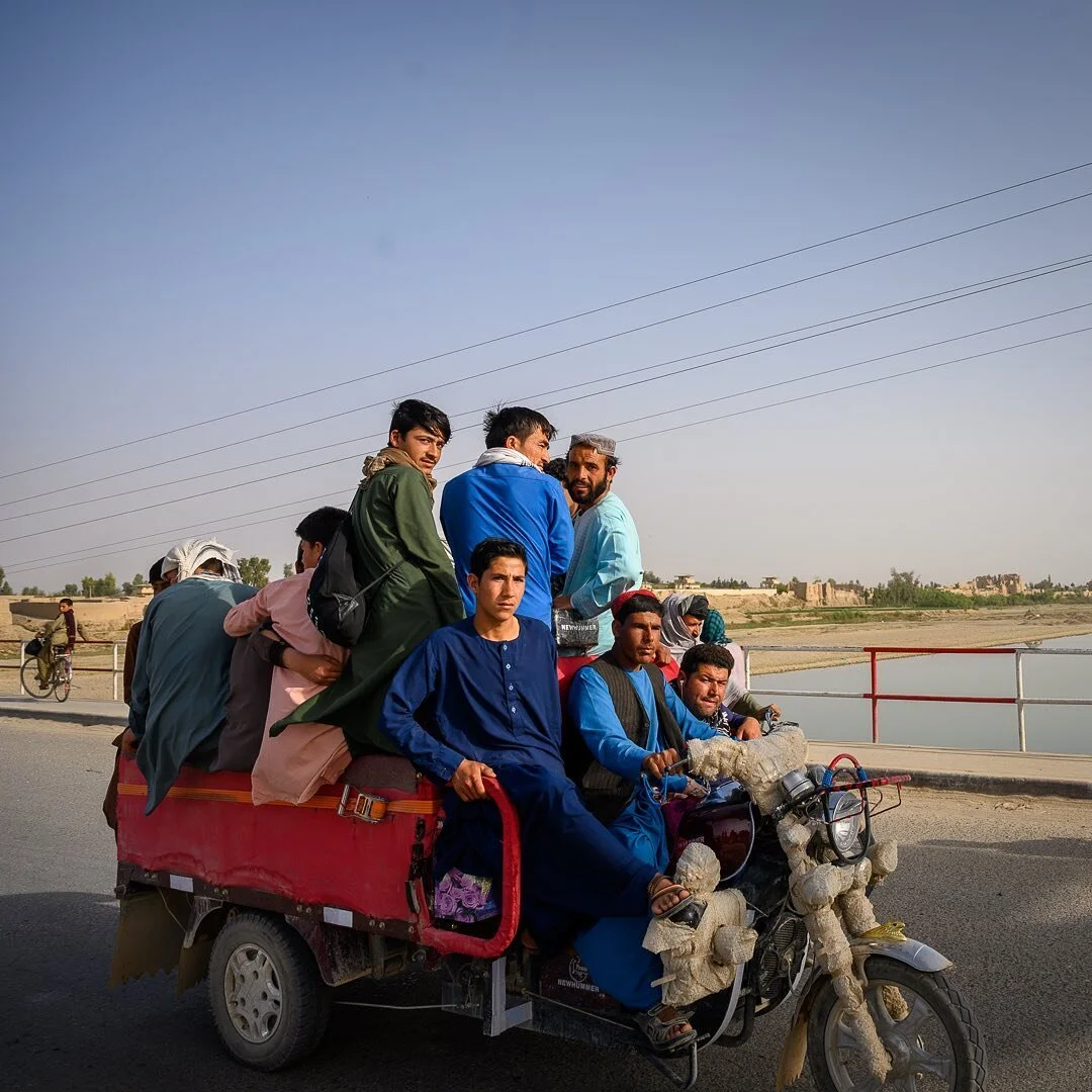 Some expert carpooling in Lashkar Gah on the way back from Nawa. 3.26.2021. Helmand. @everydayafg @everydayhelmand #lashkargah #helmand #Afghanistan #afghanistanyouneversee @afghanistan_you_never_see @everydayasia @everydayeverywhere #streetphotograp