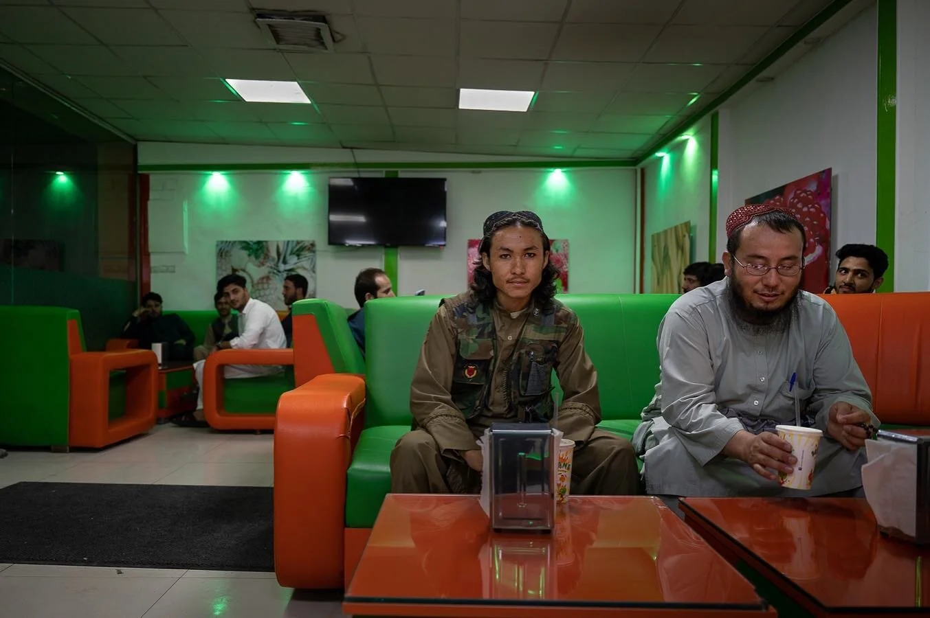 When two worlds collide / getting mango juice at the corner. 7.29.22. On assignment for @societyofficiel 

#kabul #afghanistan #citylife #taliban #juice #iceland #journalism #society #smoothie