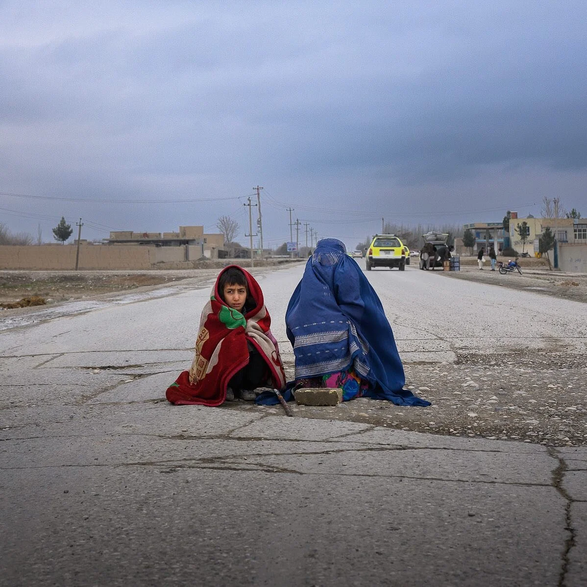 Somewhere in Balkh on our way back from Maimana with @aref_karimi777.
These scenes have become more and more common with the economical crisis driven by US and WB sanctions&hellip; 
1.19.22.

#Afghanistan #faryab #poverty #humanitariancrisis #journal