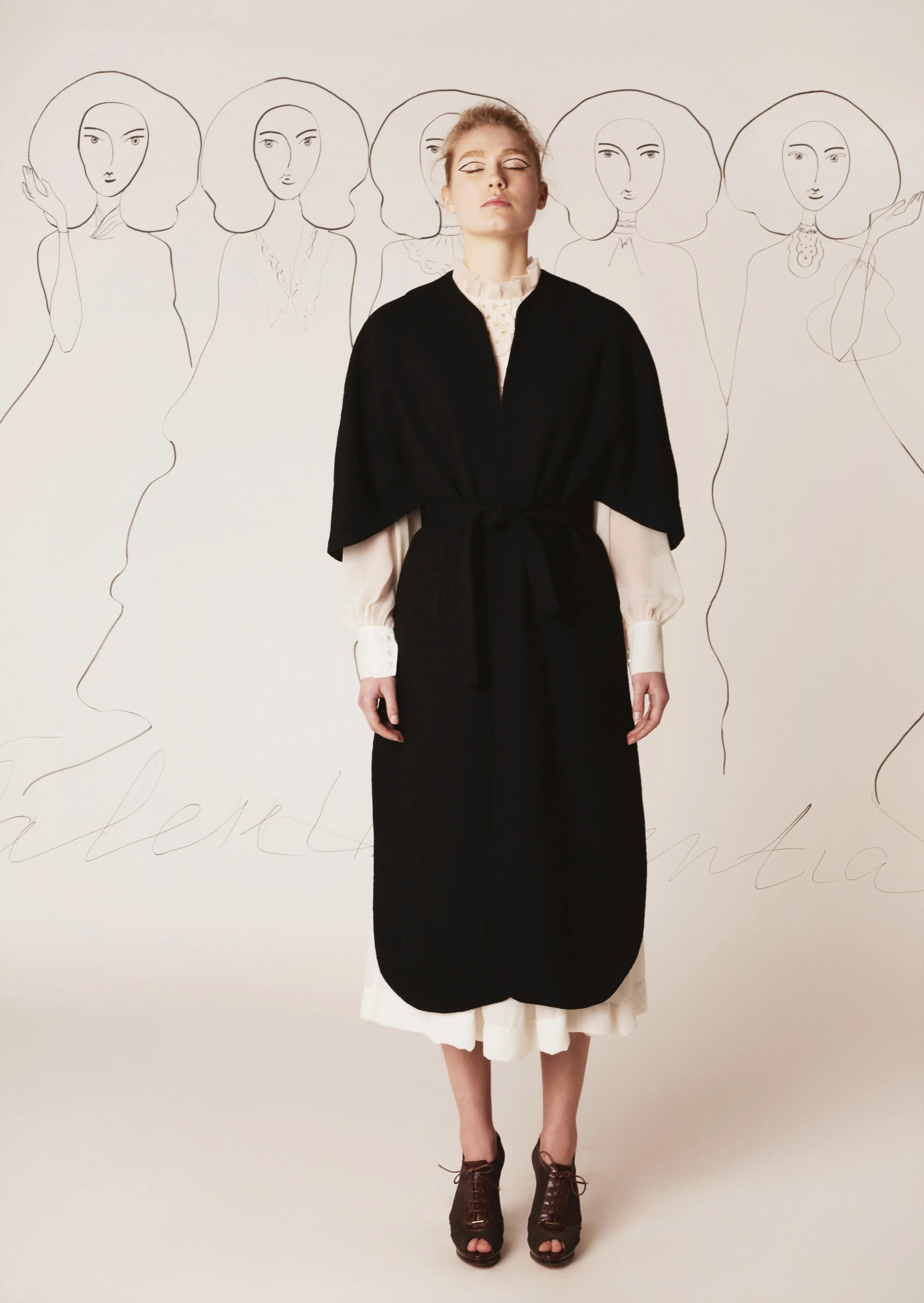 Tweed cape with silk lining and a belt