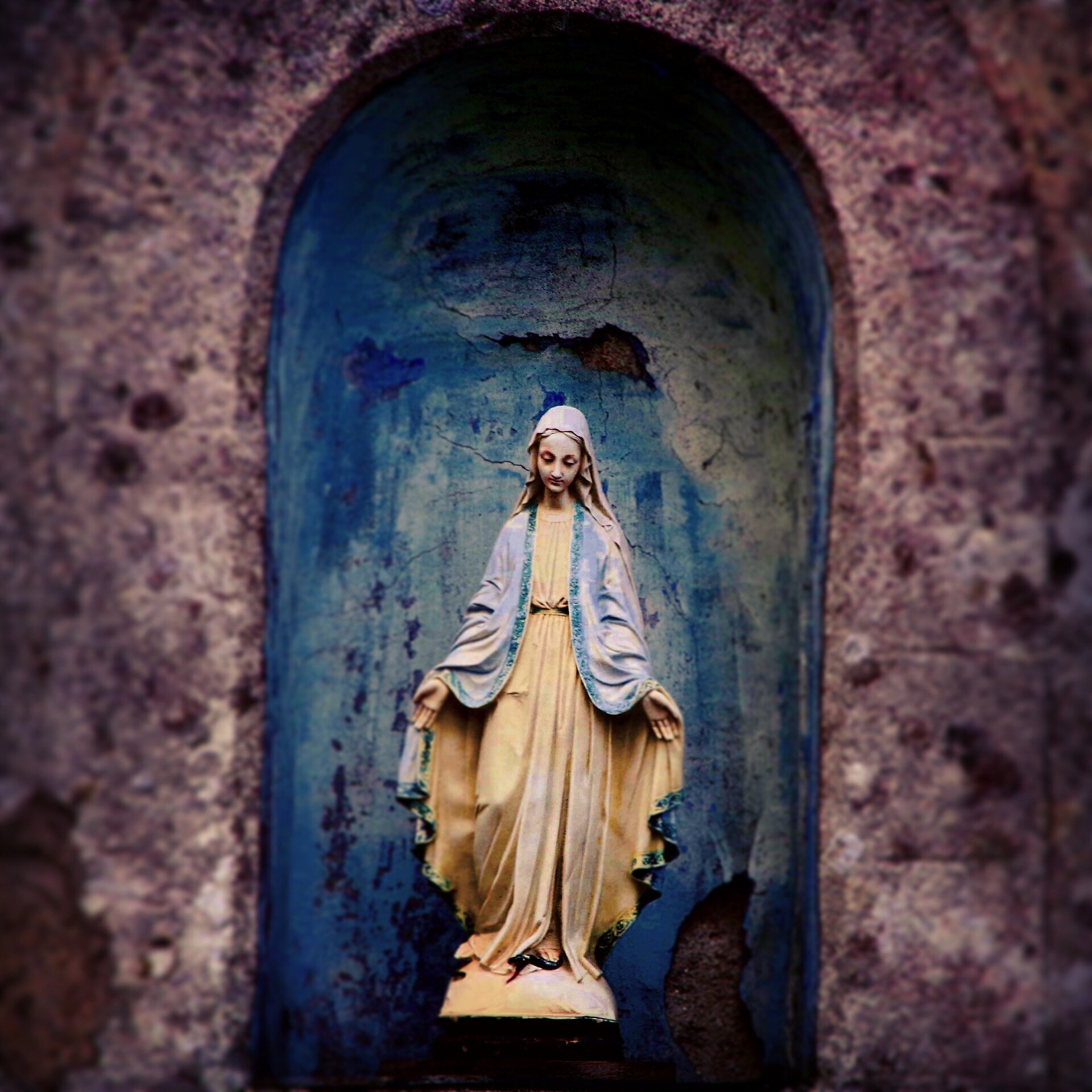 Mary in Arch