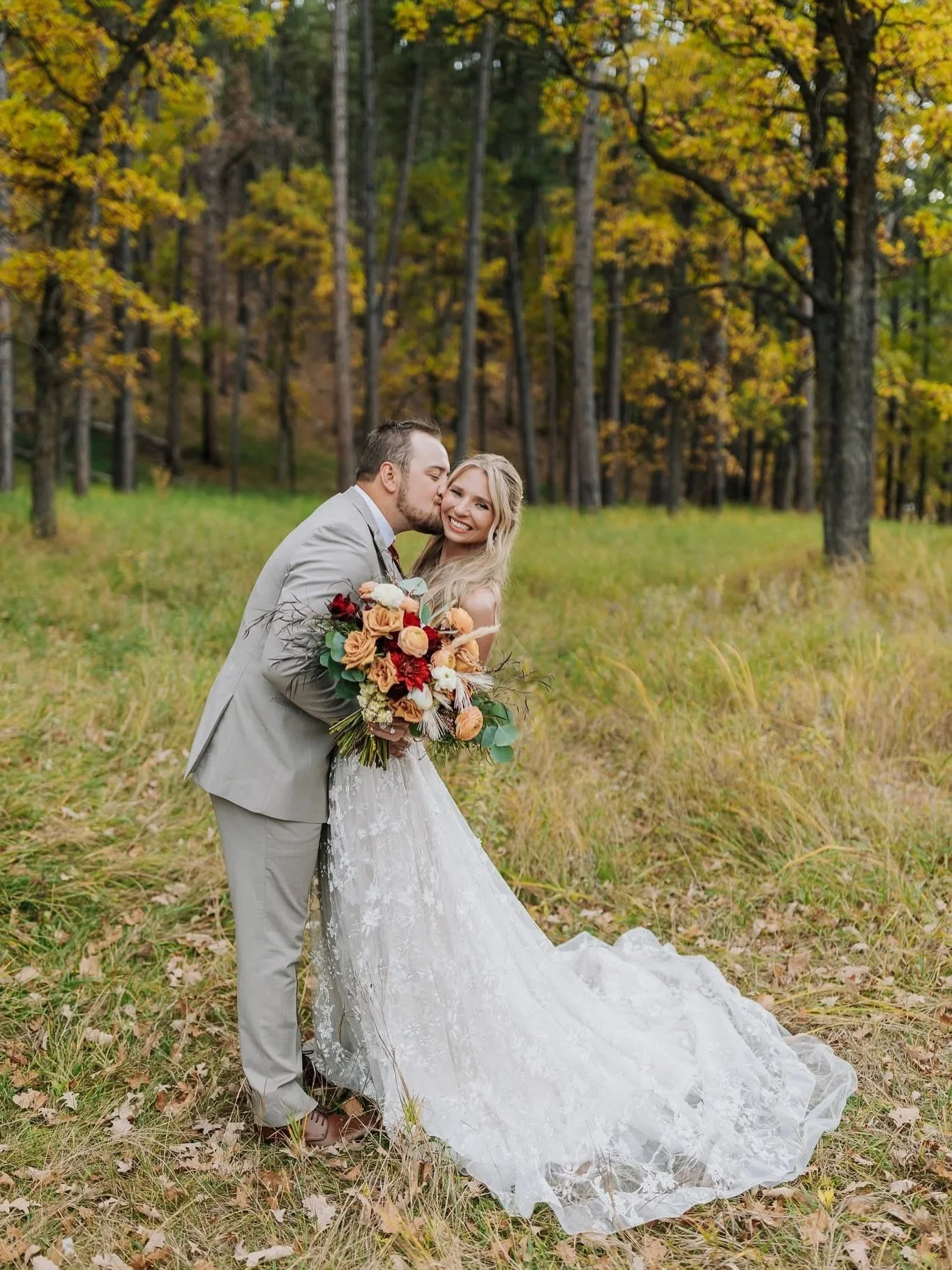 A few frames from Rylie &amp; Brady&rsquo;s fall fairy tale wedding 🤎

Photography // @nathanieljensenphotography
Planning // @eventsbyabiah
Venue // @custerstateparksd
Florals // @becomingblooms