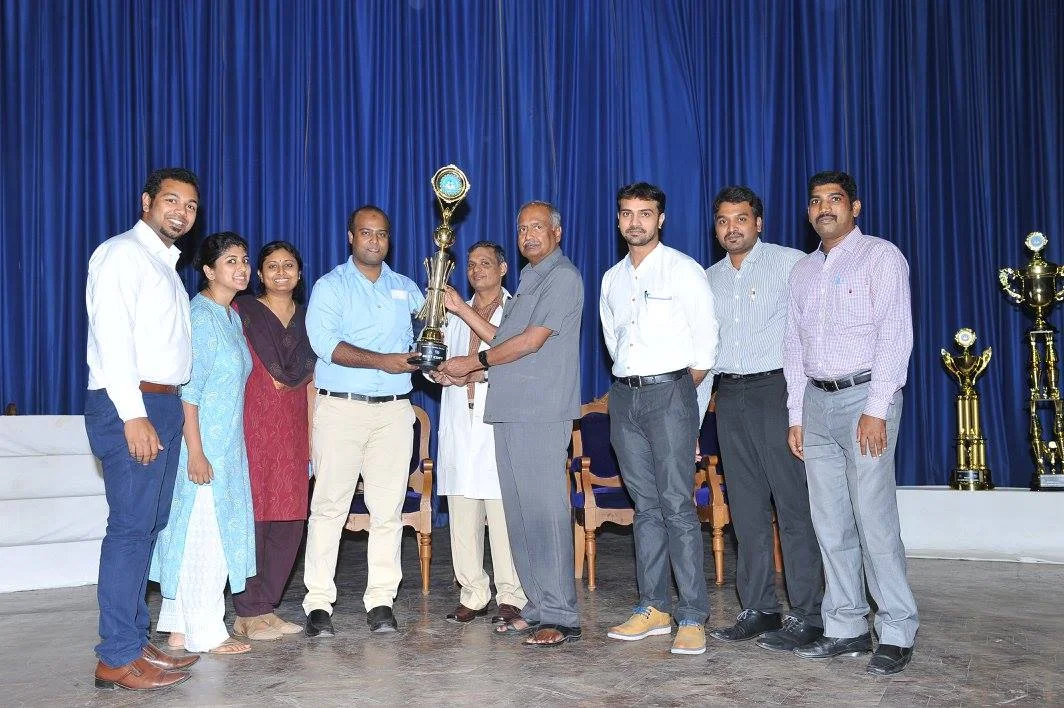 TEAM OMFS winning the best EDIFY award at INSIGNIA-2016