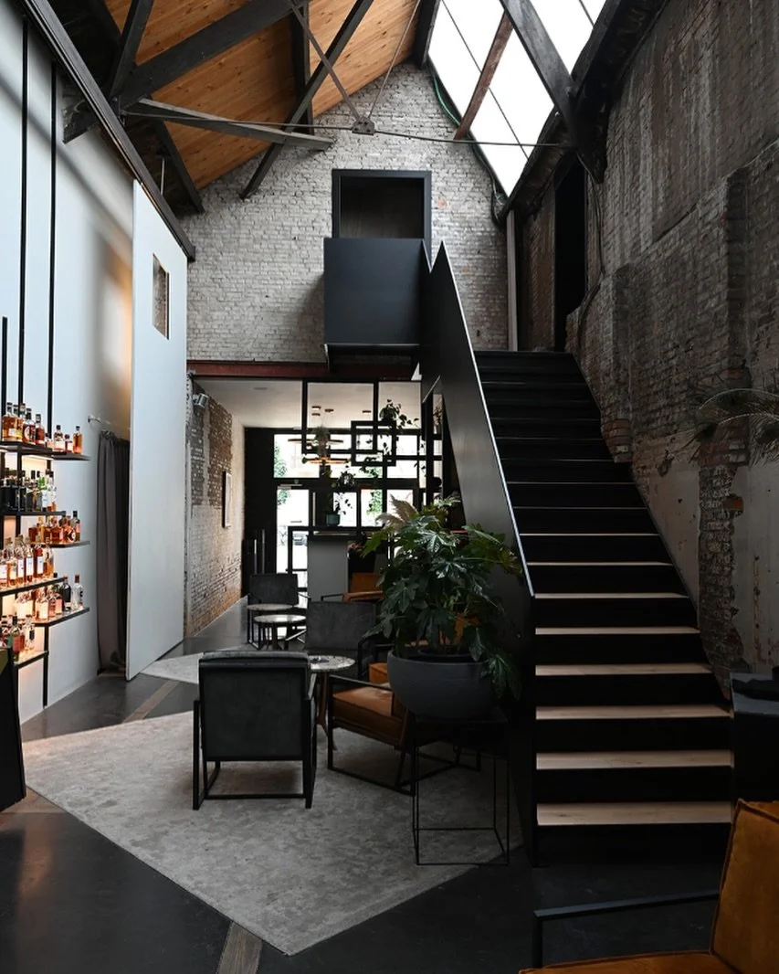 Natafelen in onze after-dinner lounge. Een industrieel karakter in de mix met warme luxueuze elementen. 

Met hoge plafonds, ruwe elementen, warme inrichting, ruime selectie digestieven, is dit de plek voor een exclusieve borrel, netwerkavond, produc