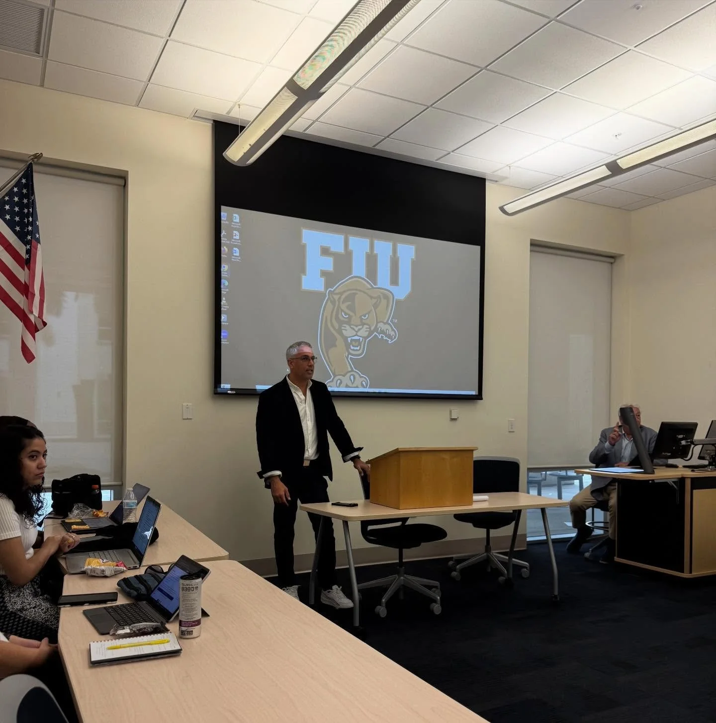 Guest teaching AI, Blockchain, Quantum and Robotics to our next generation of lawyers, professors, judges and law makers at @fiu_law #NemanVentures