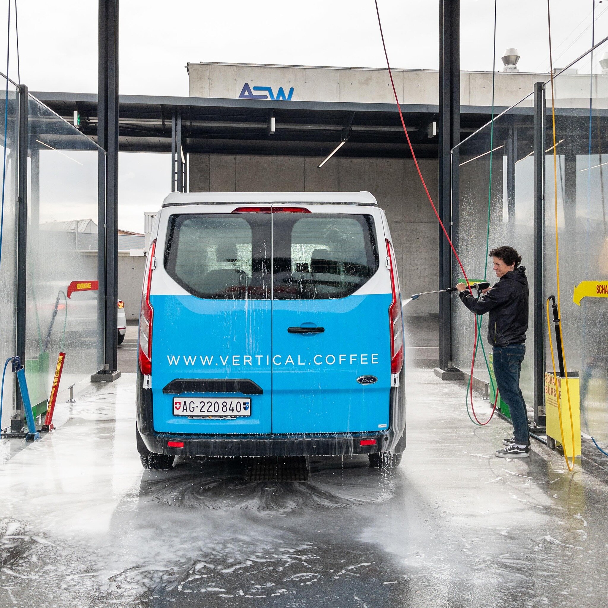 Giving Henry the Ford a proper scrubdown 💙
. 
.
.
#transporter
#henrytheford
#henryford
#fordtransit
#deliveryvan
#hotelhenry
#tastycoffee
#specialtycoffee
#itstasty
#specialtycoffee
#coffeewithaltitude