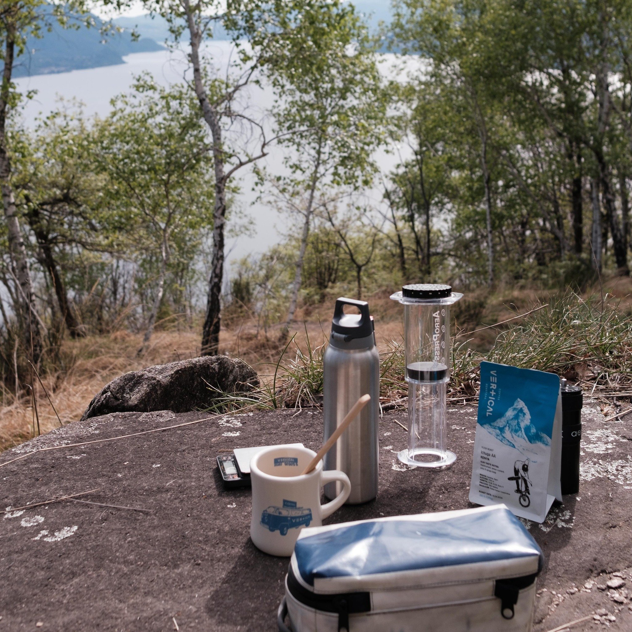 Brew with a view 💙 We love the AeroPress for its simplicity, durability and versatility 💙 but there are many different options for tasty outdoor coffee 💙 Which is your go-to method? 💙 
. 
.
.
#brewwithaview
#outdoorcoffee
#outsideisthebestside
#a