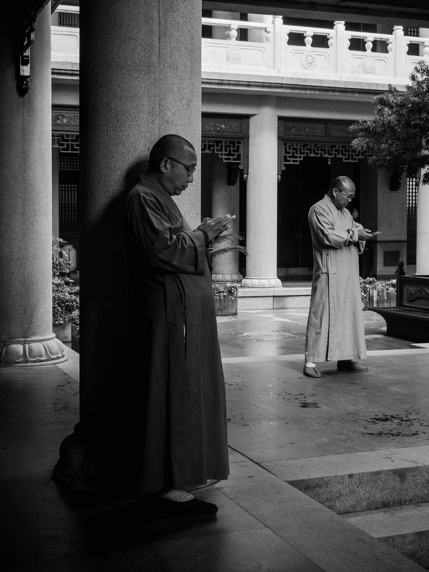 In the Midst of the Madding Crowd, Jing'an Temple, Shanghai, Alvin Campos.png