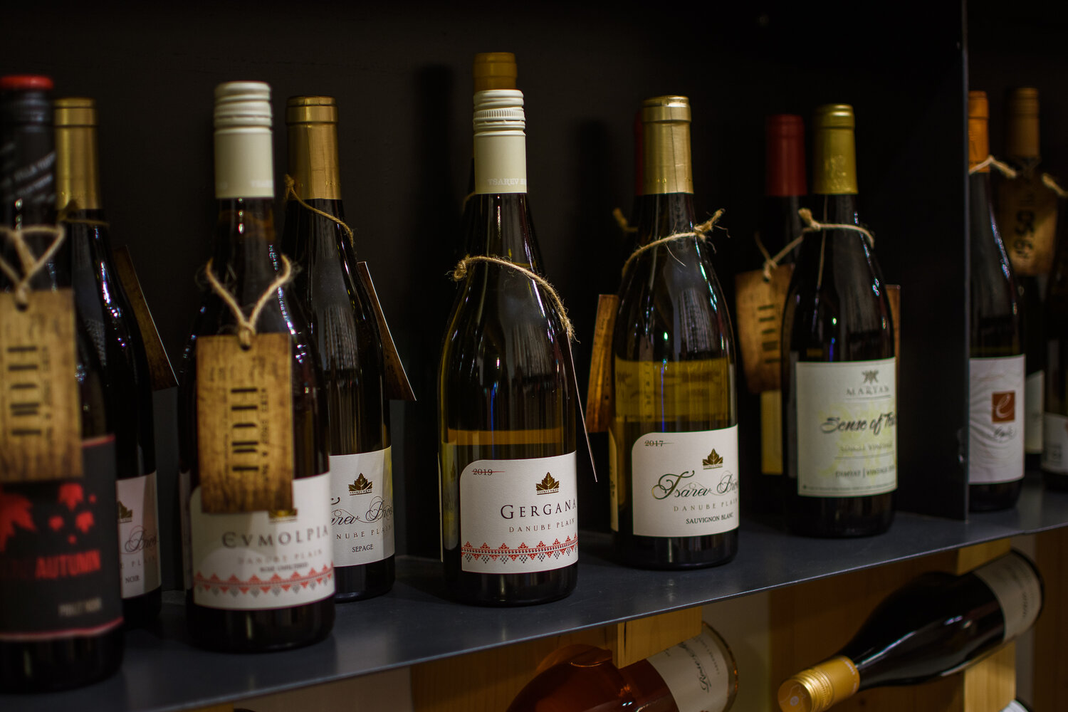 Вината ог колекцията на винарска изба Царев Брод във винен бар Регион