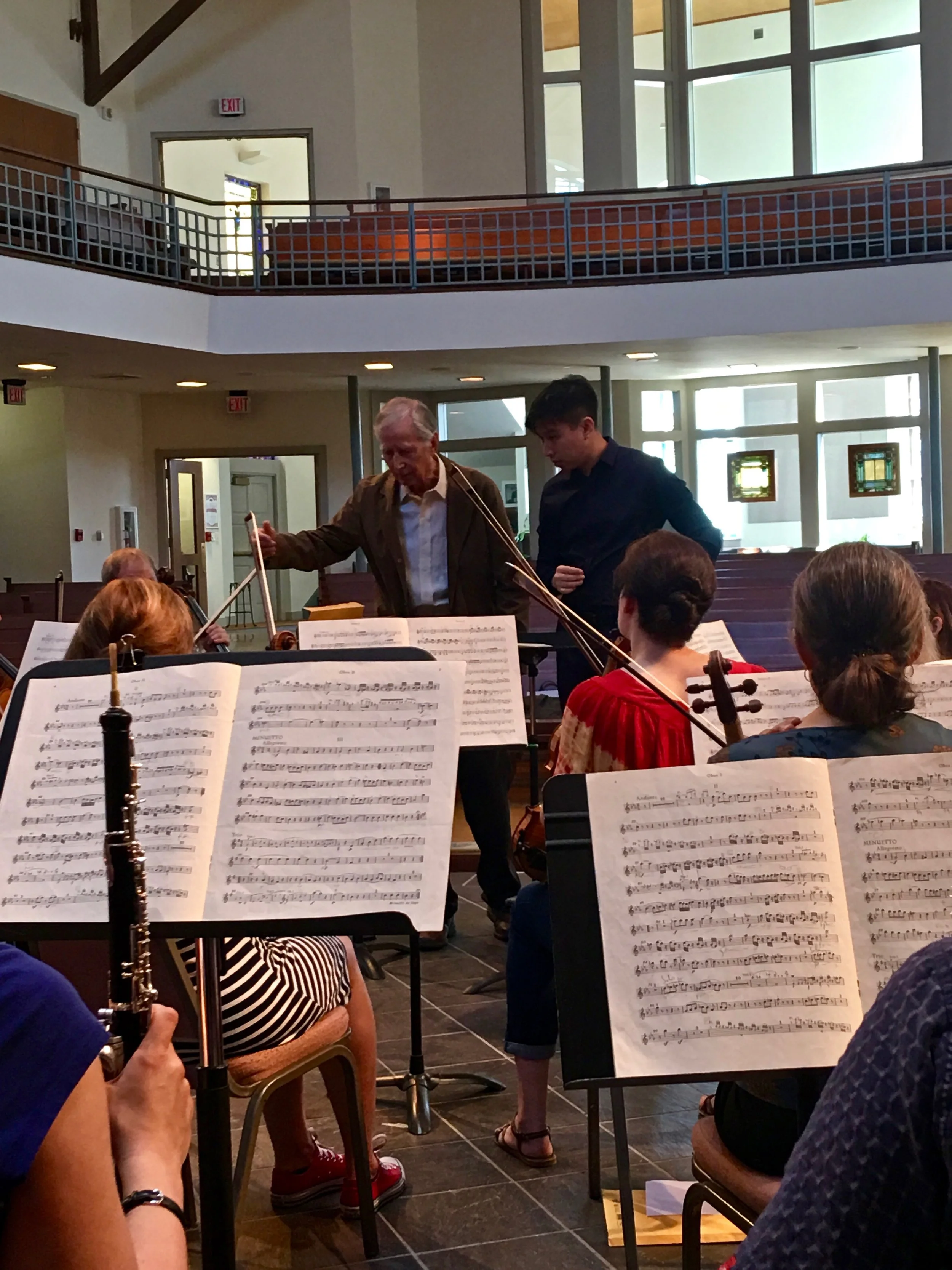 Maestro Oltman coaching Lester Kong (Singapore), winner of the 2017 Pierre Monteux Grand Prize.