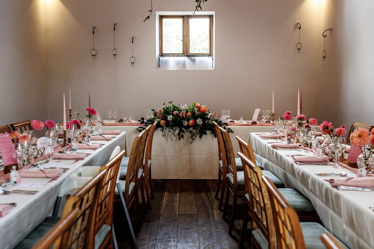 Trestle tables are an absolute favourite of mine at the moment and are becoming increasingly popular, personally I love anything that breaks out of the mould!
This beautiful wedding at @dodmoor_house will forever remain a special place in my heart ❤️