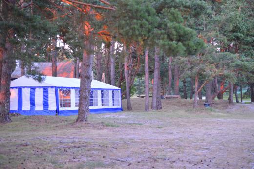 Kohviku siseruumi mahutavus 40-45 inimest, lisaks terass ja välitelgid.