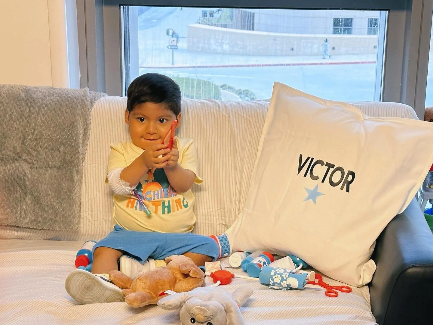 Two super cute kiddos with two super cute rooms😍 Thanks to our LA junior room crew for decorating these adorable rooms at @uclamch 🤍 #onceuponaroom #OUR #magicmakers #roomdec #transformation #childrenshospital #hospitalroom #uclamattelchildrenshosp