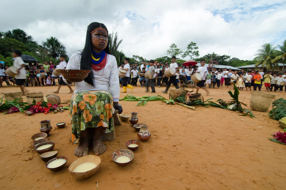 Comunidad Sarayaku, de / Sarayaku communty, from: http://scholarships.travel/photo15/pachamama-celebration-in-sarayaku