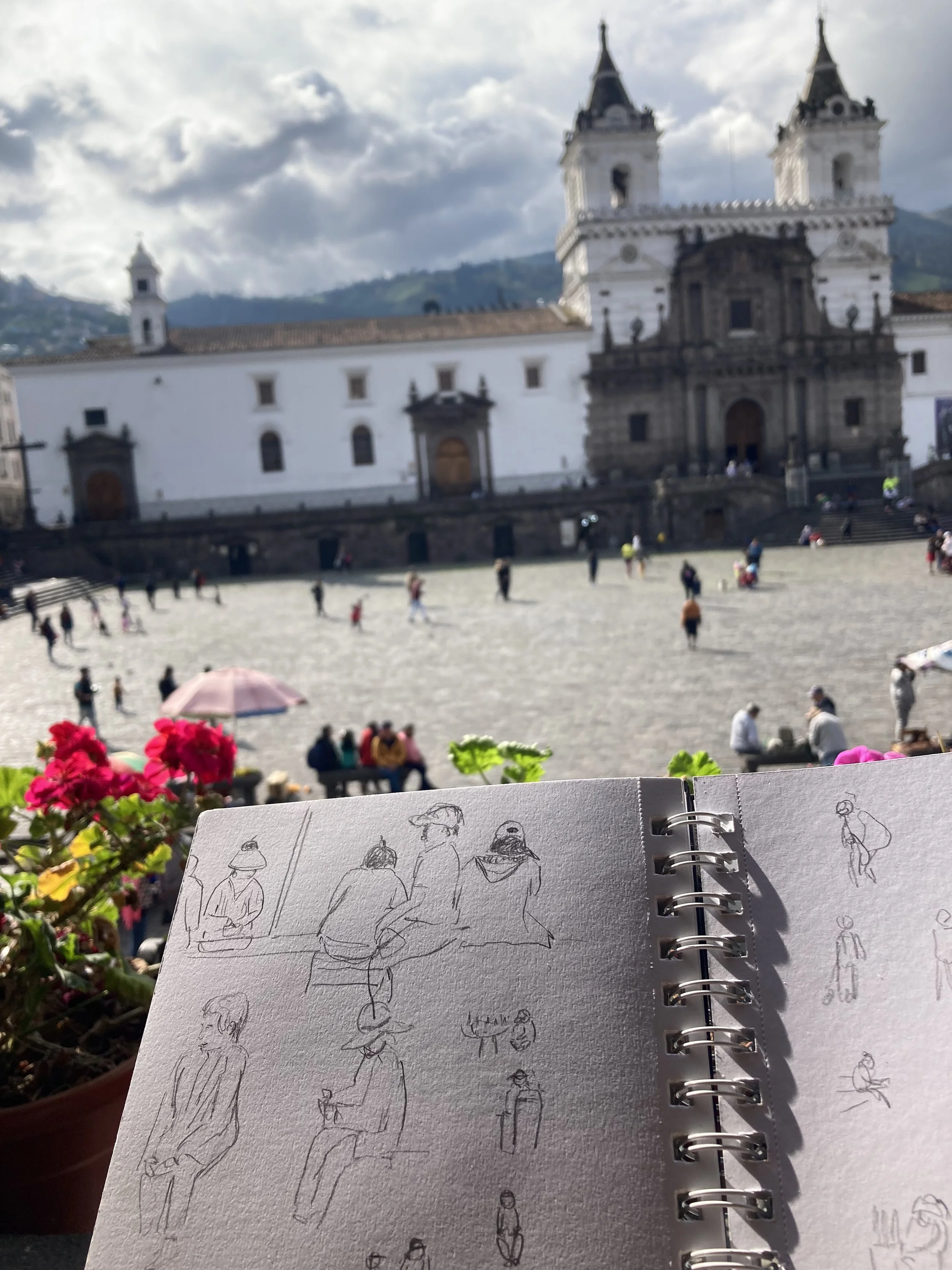  Observational drawong of the people at the piazza -  Dibujo de observación de la gente en la plaza  