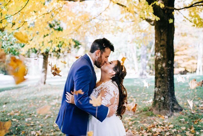 Just a reminder to enjoy the foliage before it&rsquo;s all gone 🍁 

We love when our couples play in the leaves, creating great images like these and more importantly, the memories. 

Come visit the colorful Hudson Valley and take a tour of the barn